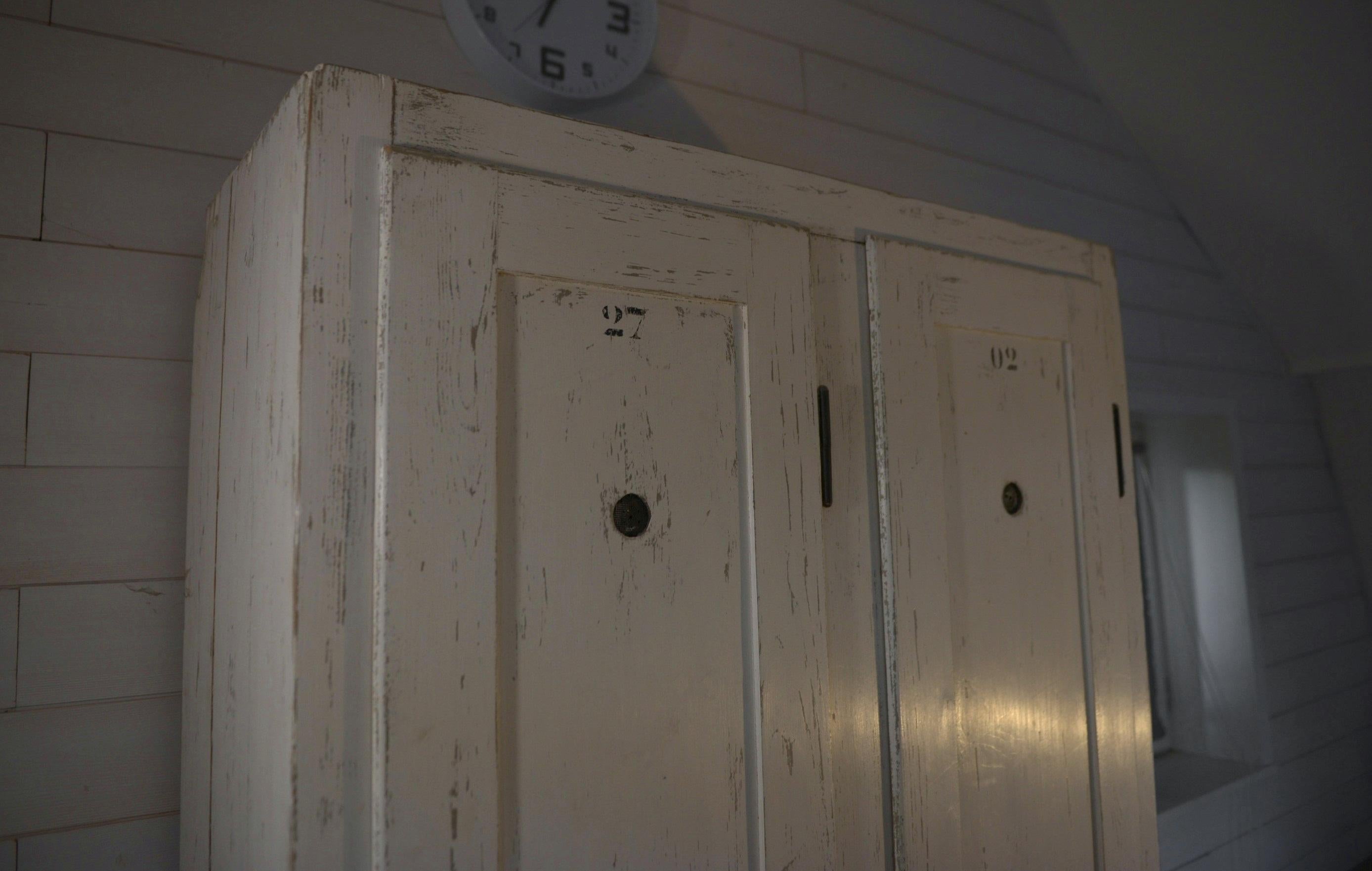 Armoire 2 portes ancien vestiaire en bois patine blanche 1950's For Sale 7