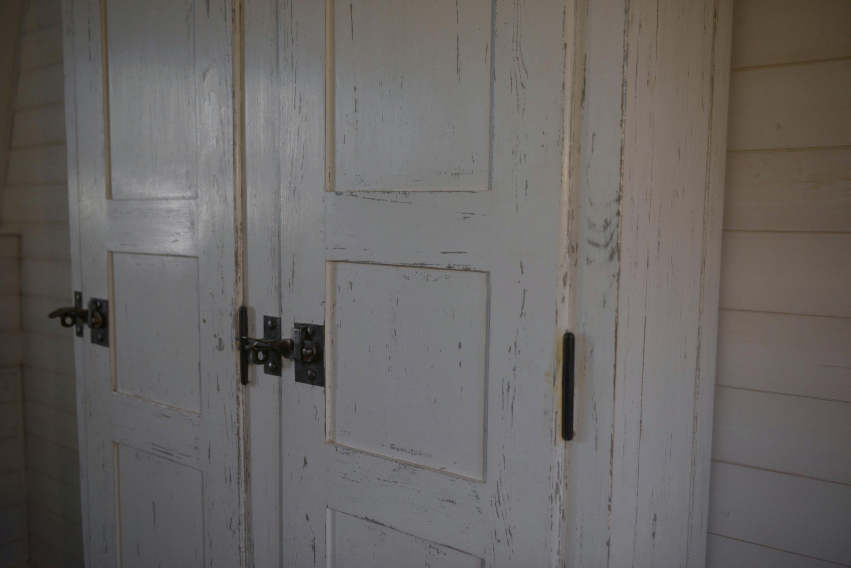 Armoire 2 portes ancien vestiaire en bois patine blanche 1950's For Sale 8