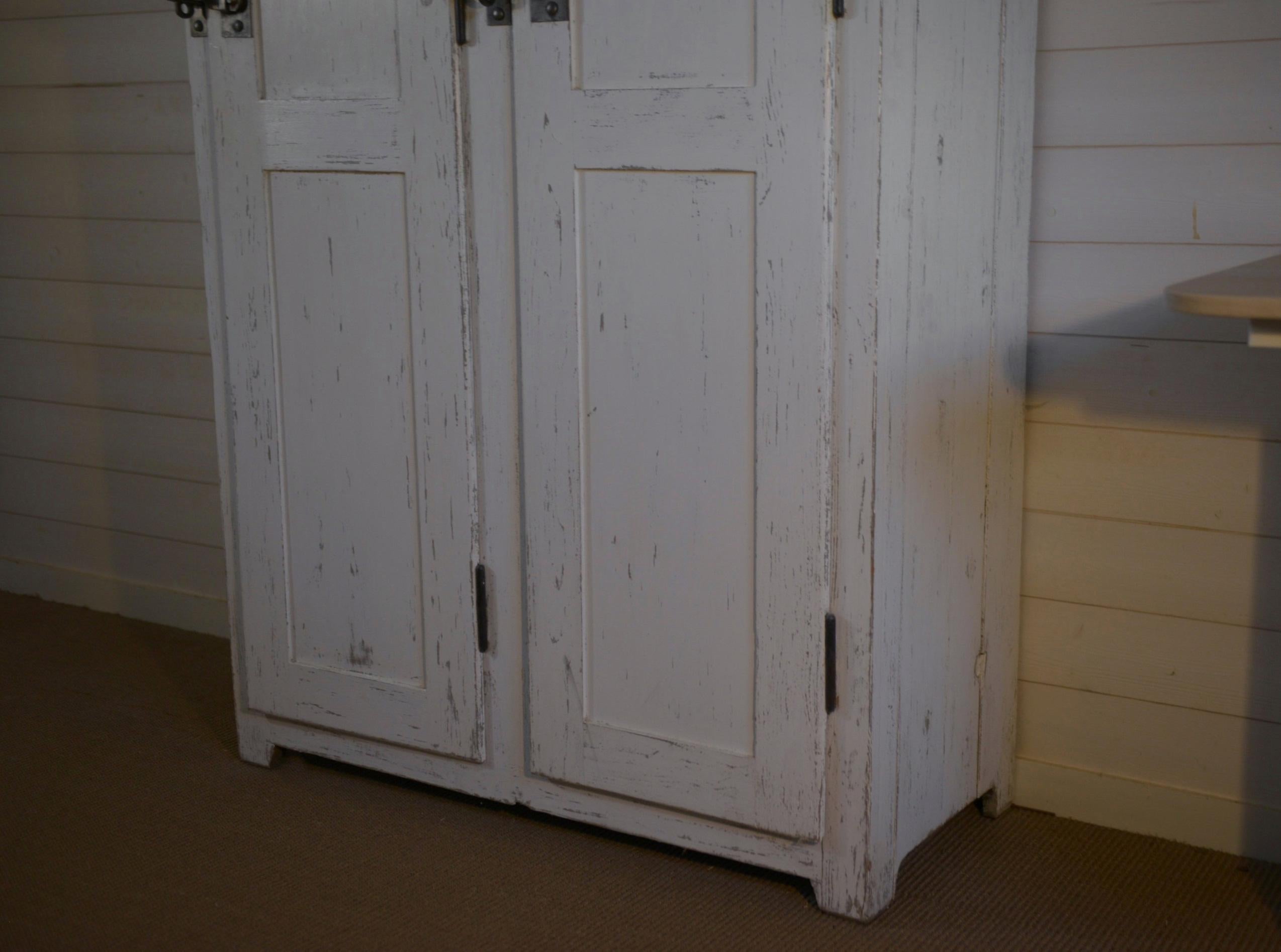 Armoire 2 portes ancien vestiaire en bois patine blanche 1950's For Sale 9