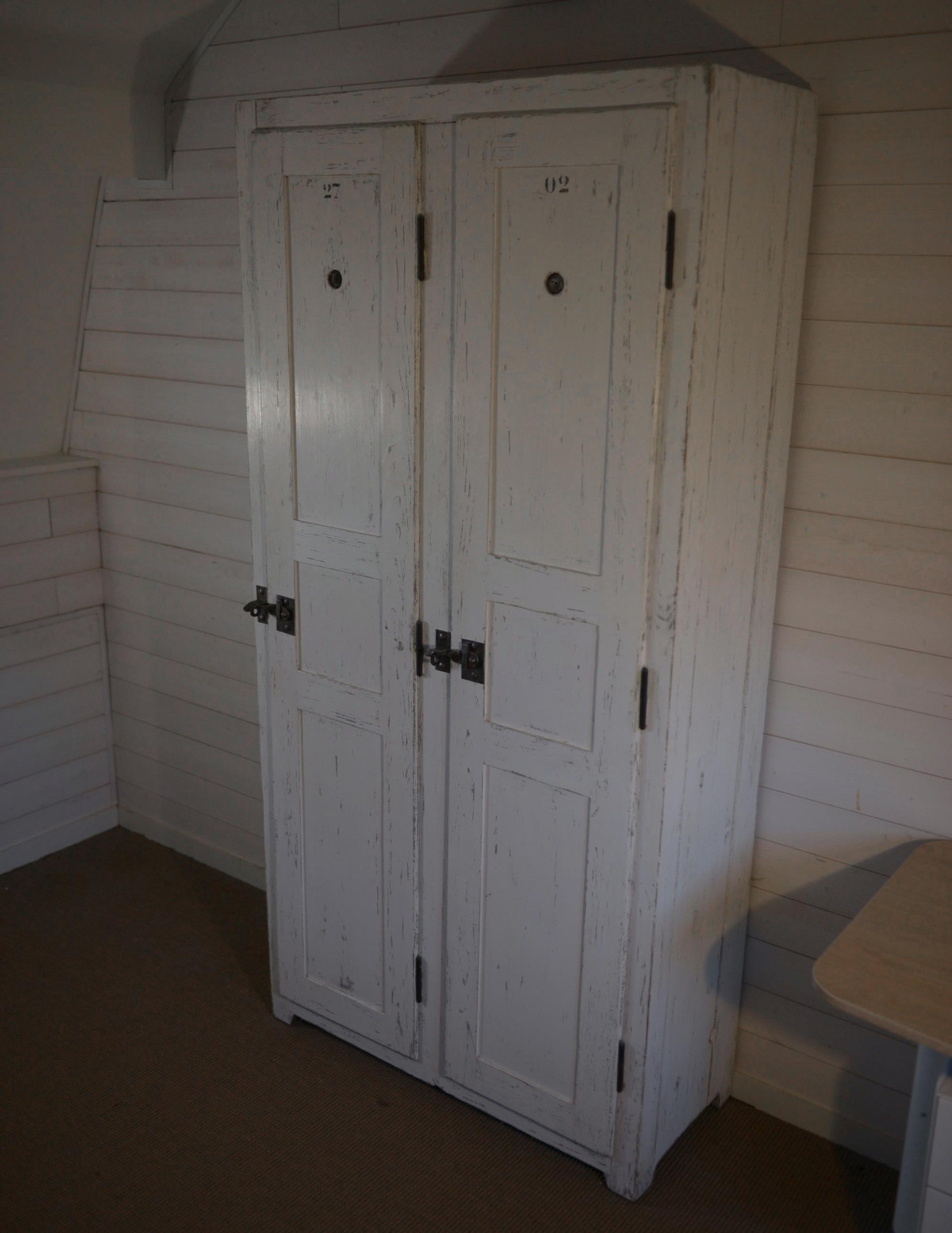French Armoire 2 portes ancien vestiaire en bois patine blanche 1950's For Sale