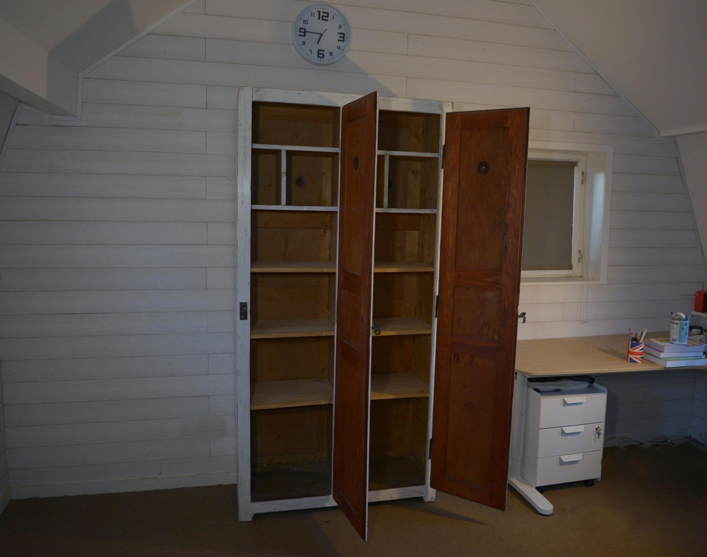 Armoire 2 portes ancien vestiaire en bois patine blanche 1950's In Good Condition For Sale In TOURCOING, FR