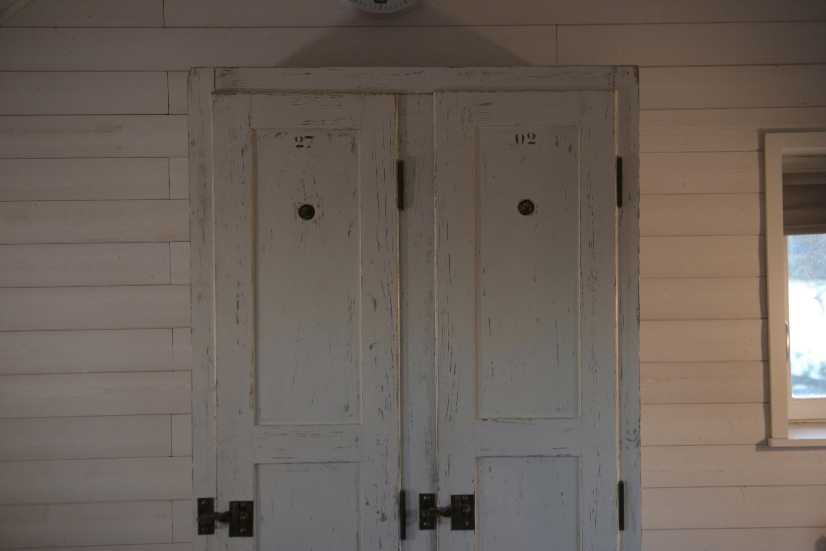 Armoire 2 portes ancien vestiaire en bois patine blanche 1950's For Sale 2