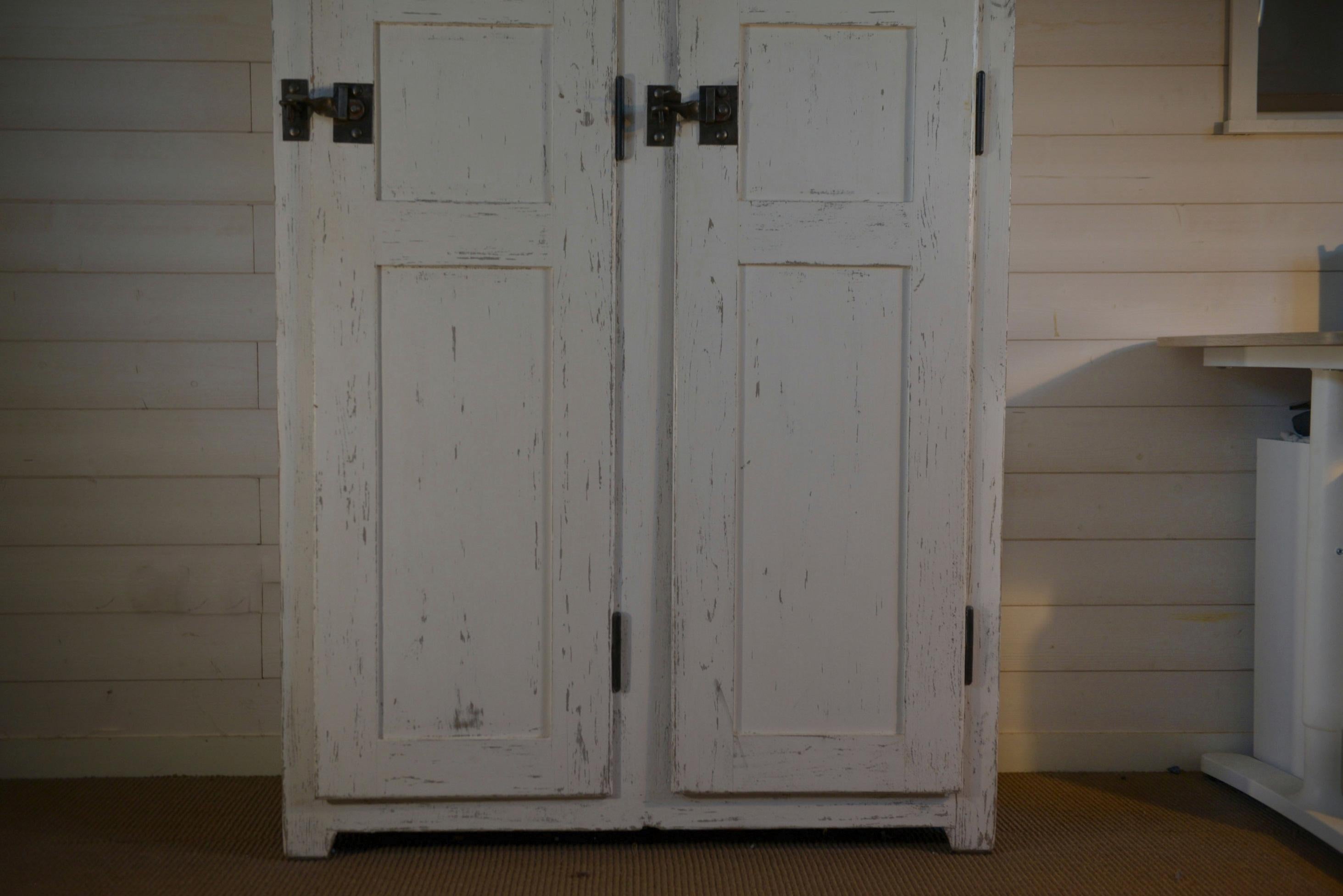 Armoire 2 portes ancien vestiaire en bois patine blanche 1950's For Sale 3