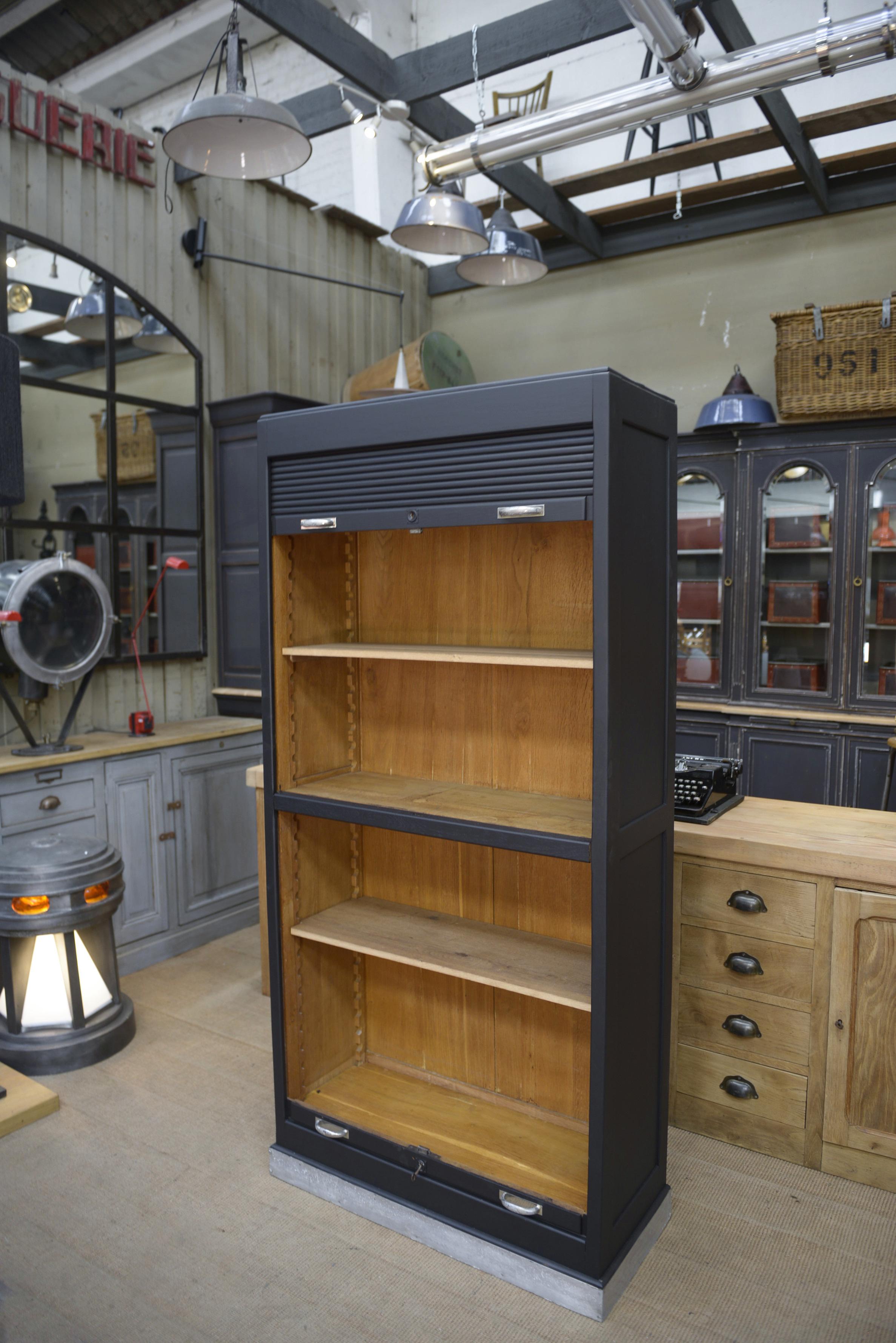 Industriale Armoire à volet en chêne massif gris anthracite travail français vers 1950 in vendita
