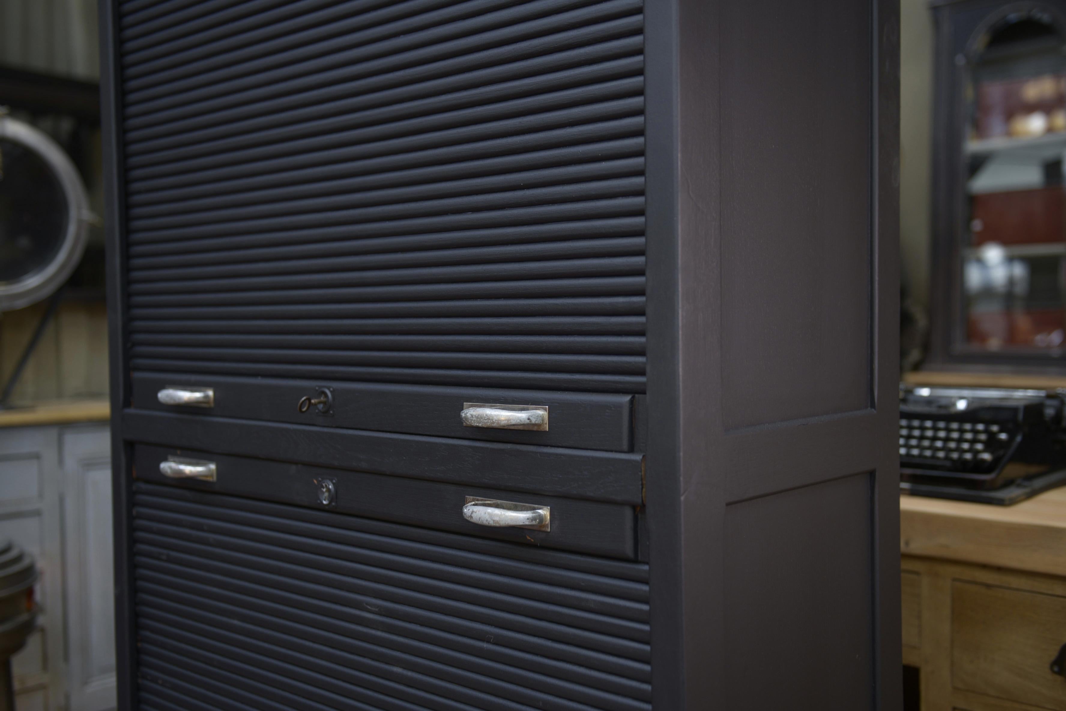 Francese Armoire à volet en chêne massif gris anthracite travail français vers 1950 in vendita