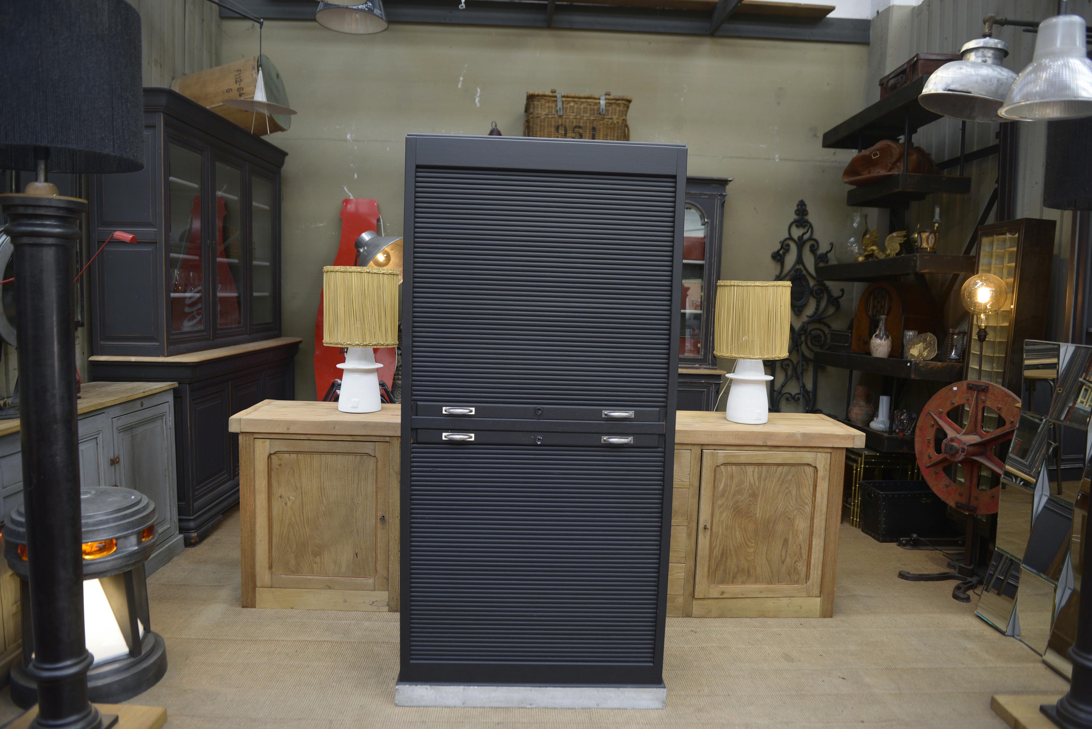 Armoire à volet en chêne massif gris anthracite travail français vers 1950 In condizioni buone in vendita a TOURCOING, FR