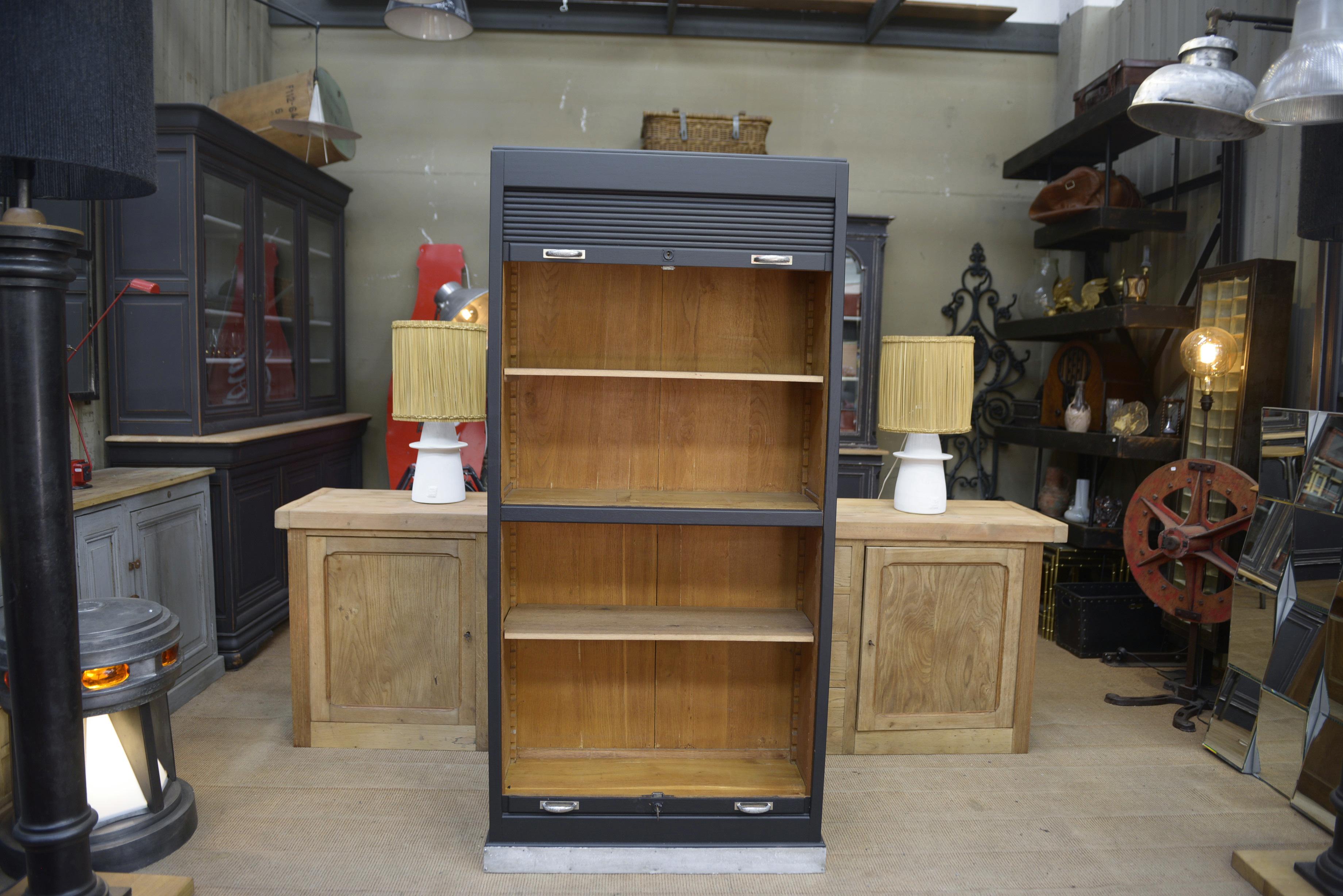 Quercia Armoire à volet en chêne massif gris anthracite travail français vers 1950 in vendita