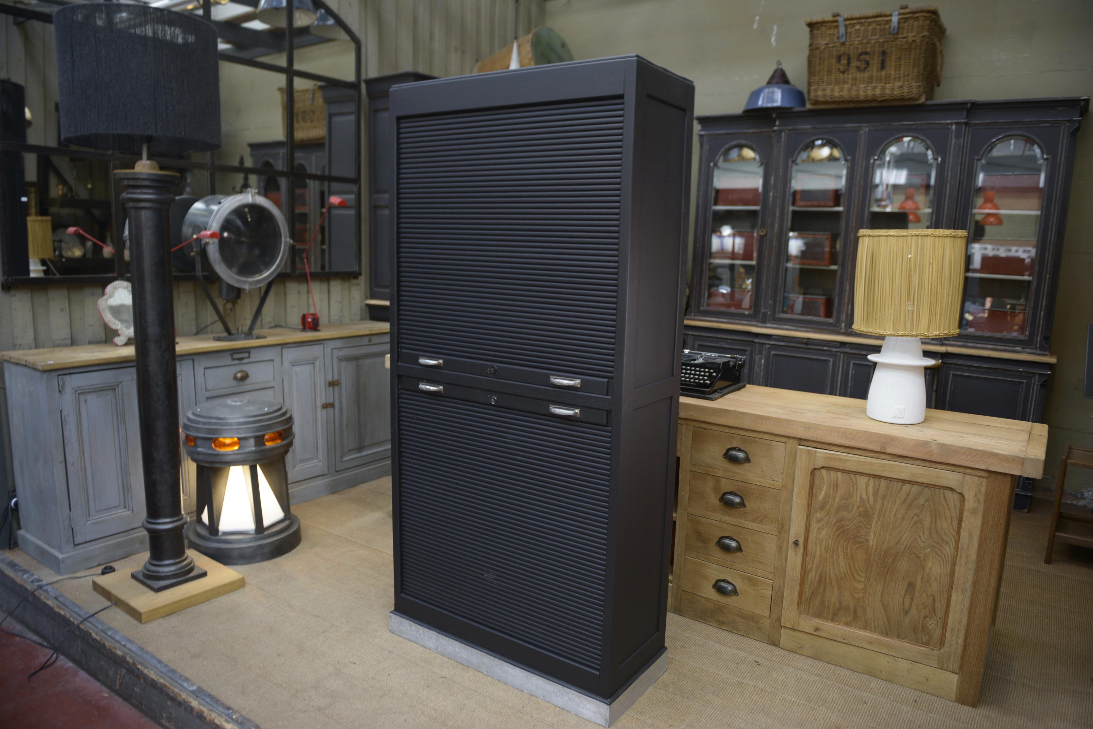 Armoire à volet en chêne massif gris anthracite travail français vers 1950 in vendita 1