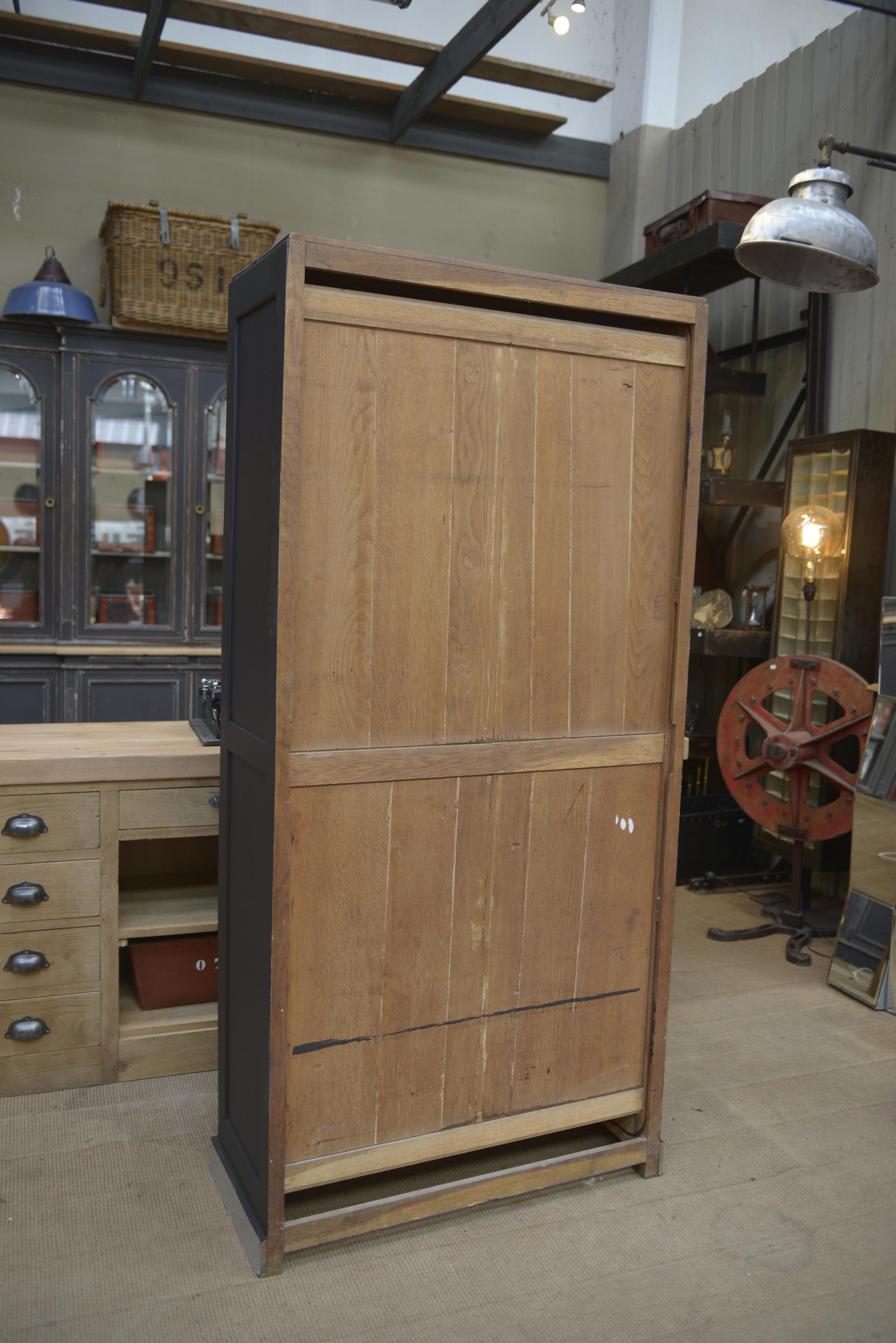 Armoire à volet en chêne massif gris anthracite travail français vers 1950 in vendita 2