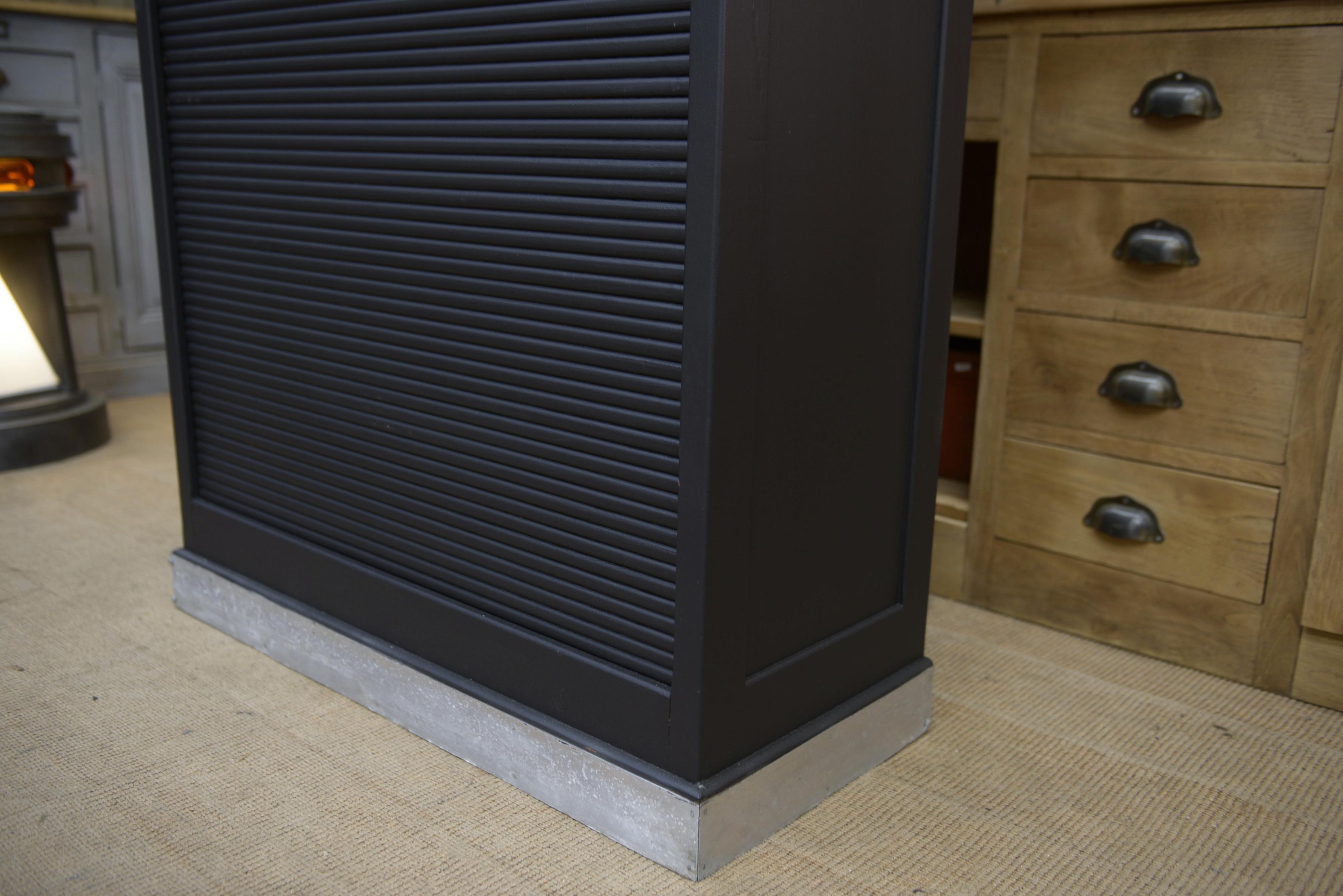 Armoire à volet en chêne massif gris anthracite travail français vers 1950 in vendita 3