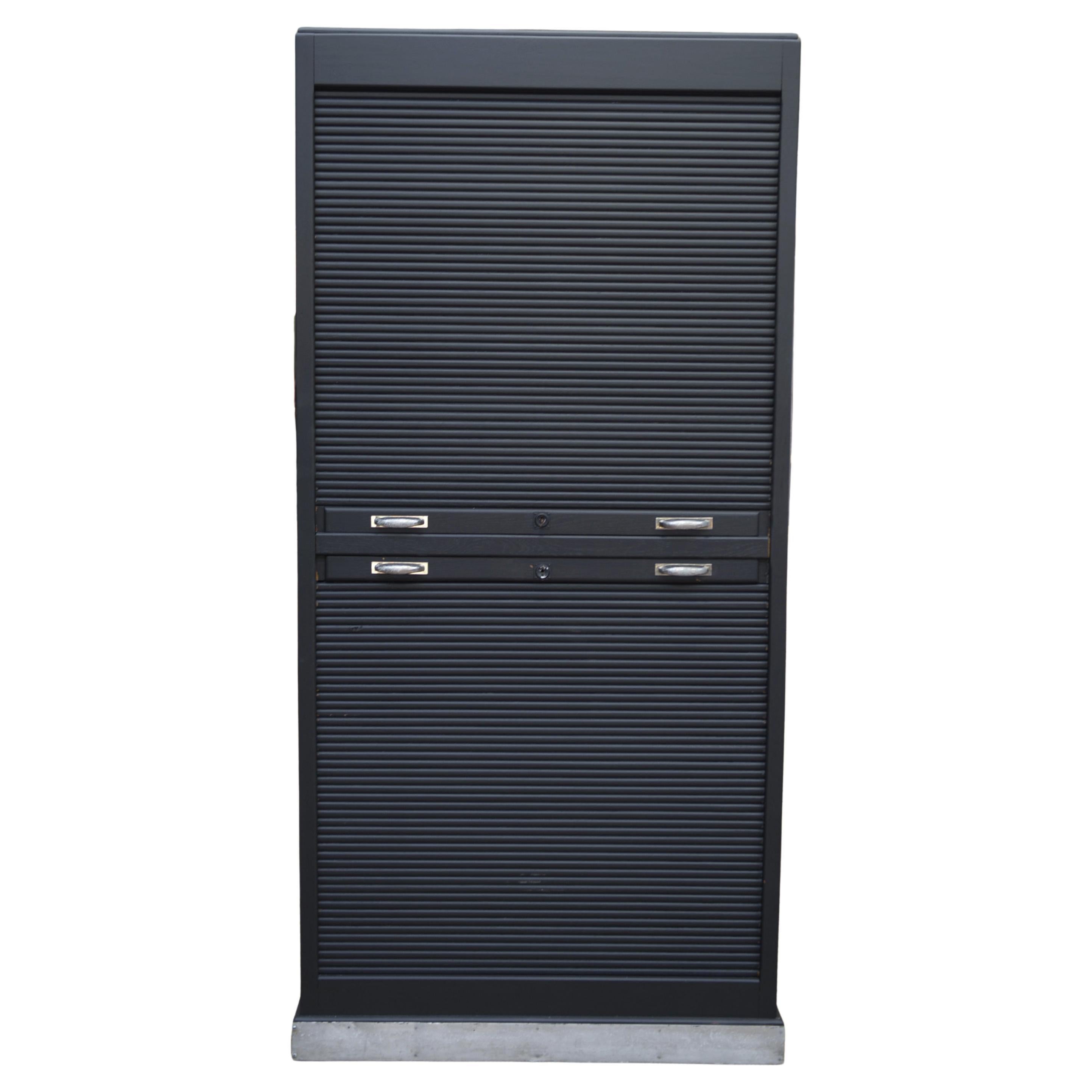 Armoire à volet en chêne massif gris anthracite travail français vers 1950 in vendita
