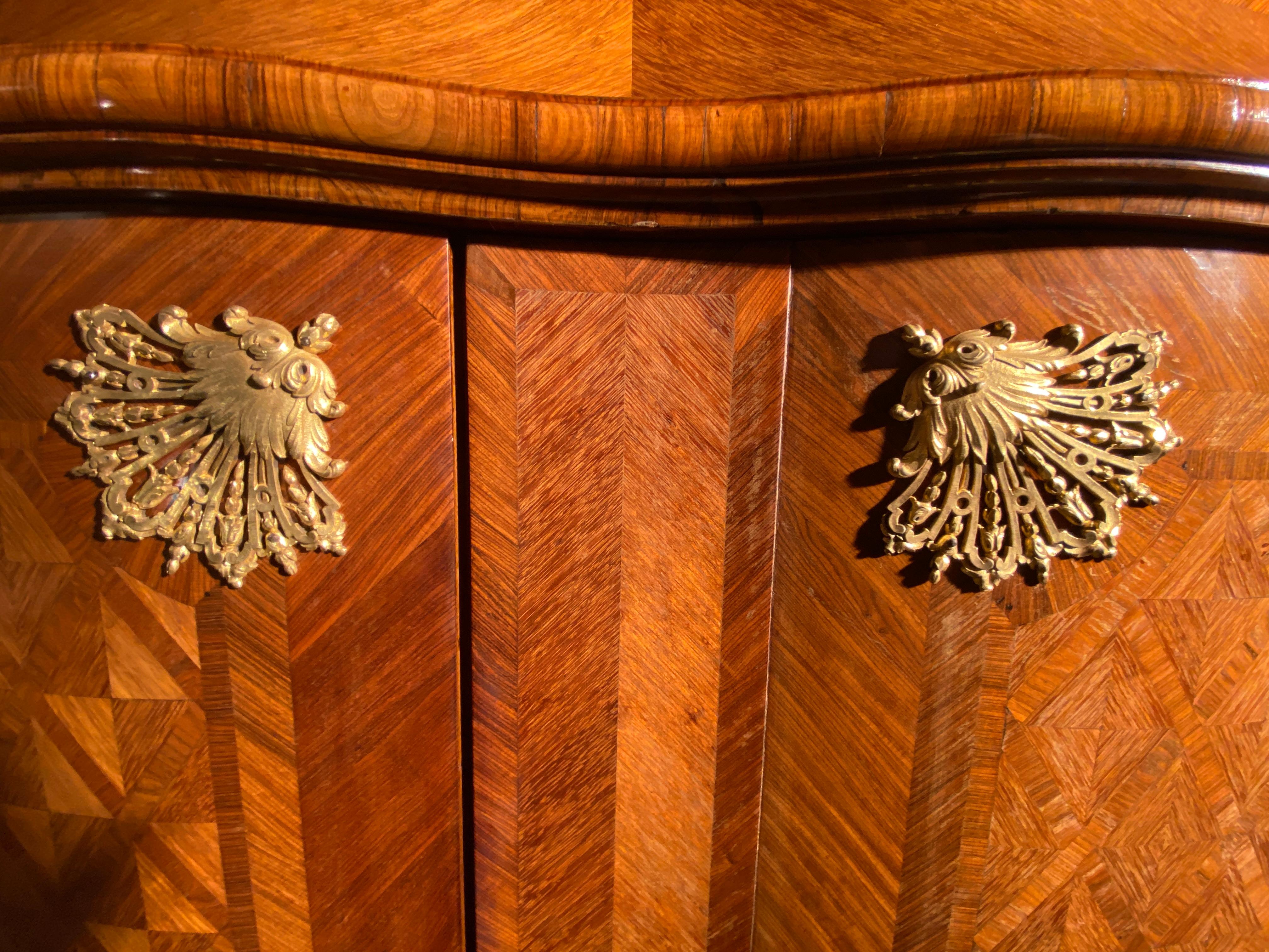 Curved low cabinet in Napoleon III Regency style braces marquetry XIXth century In Good Condition For Sale In VERSAILLES, FR