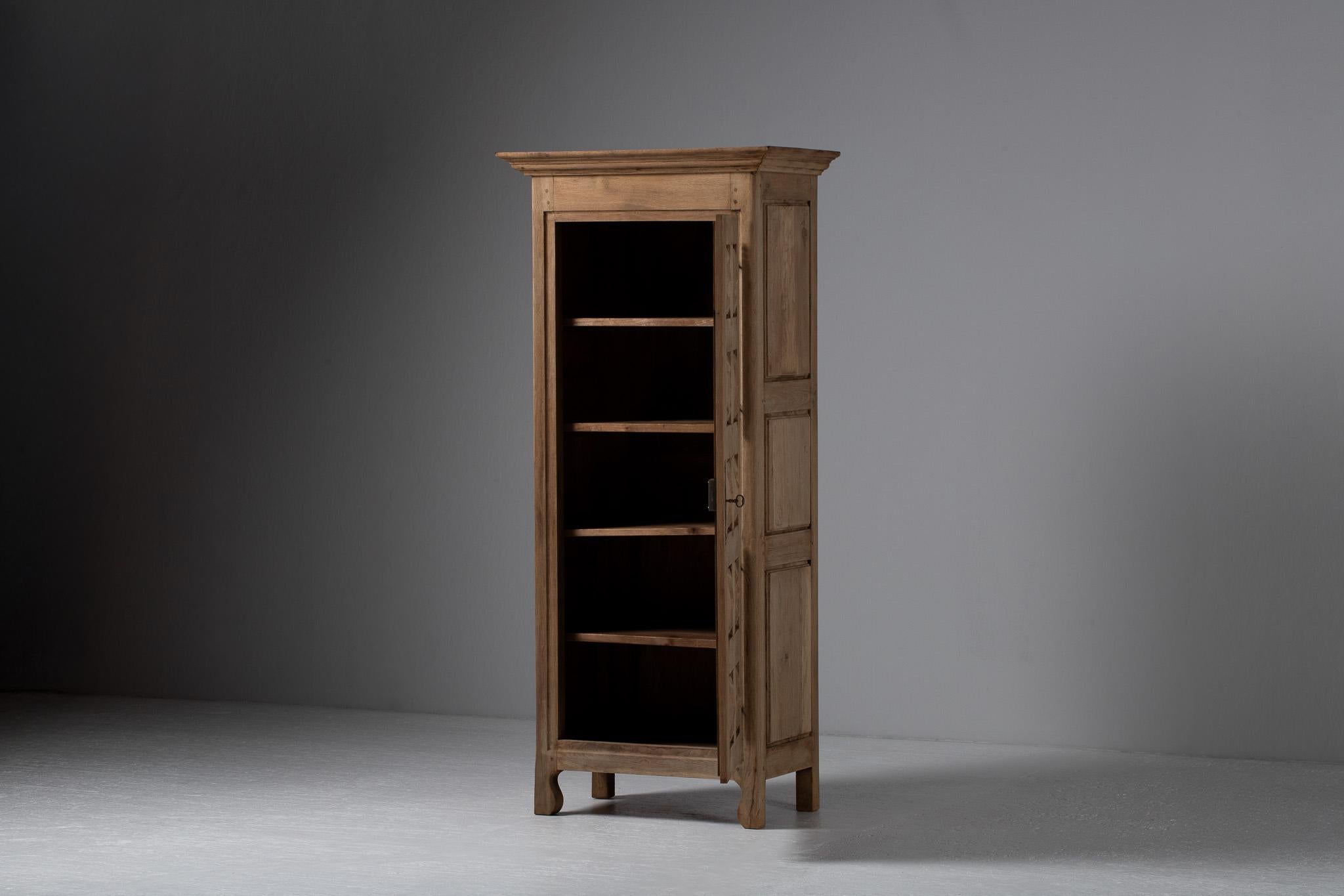 Kleiderschrank, gebleichtes Eichenholz, Frankreich, um 1940 (Französische Provence) im Angebot