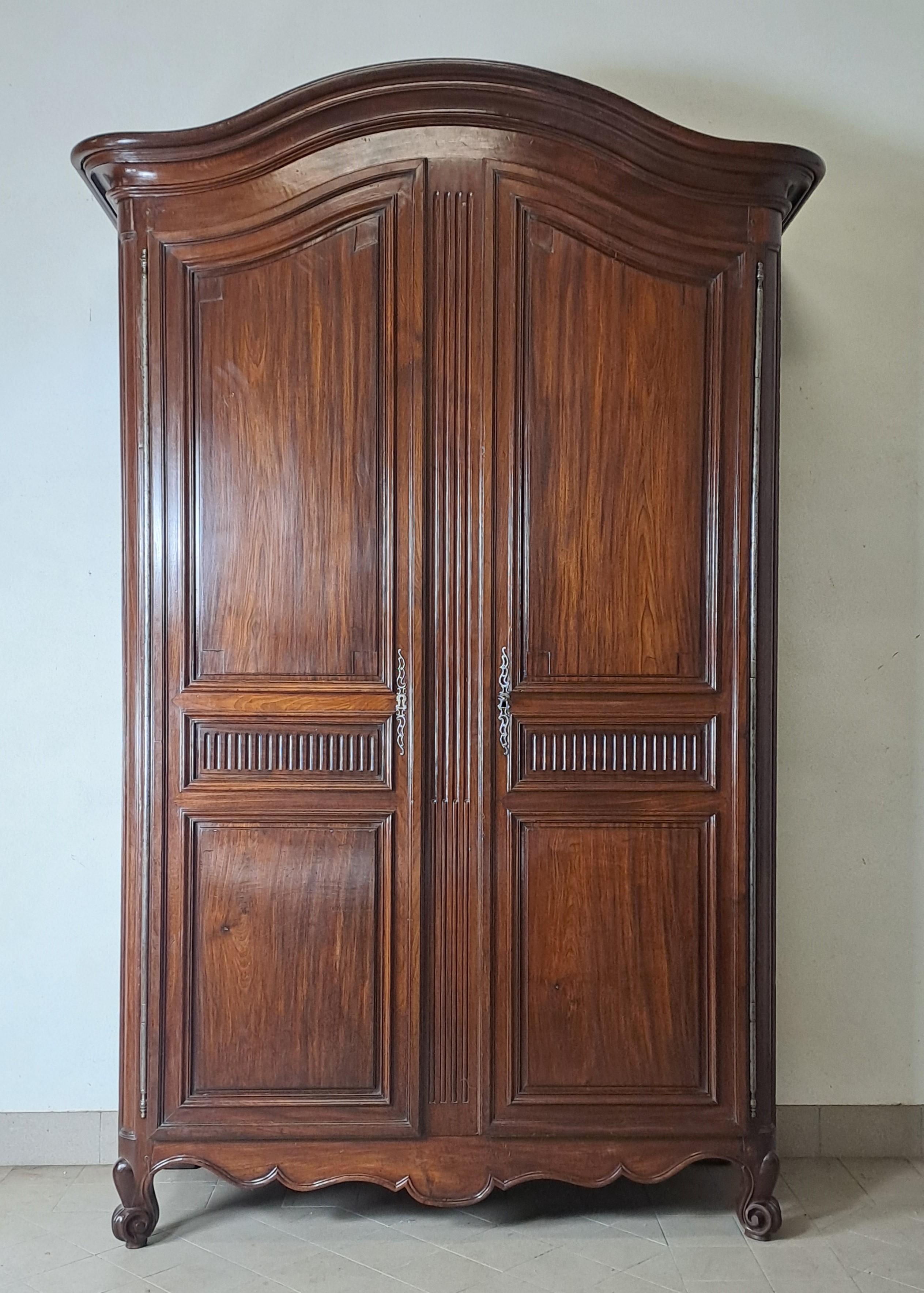 Eleganza del XVIII secolo  armoire Bordelaise in mogano massiccio.  Apertura a due grandi porte, decorate con scanalature, cornice a 