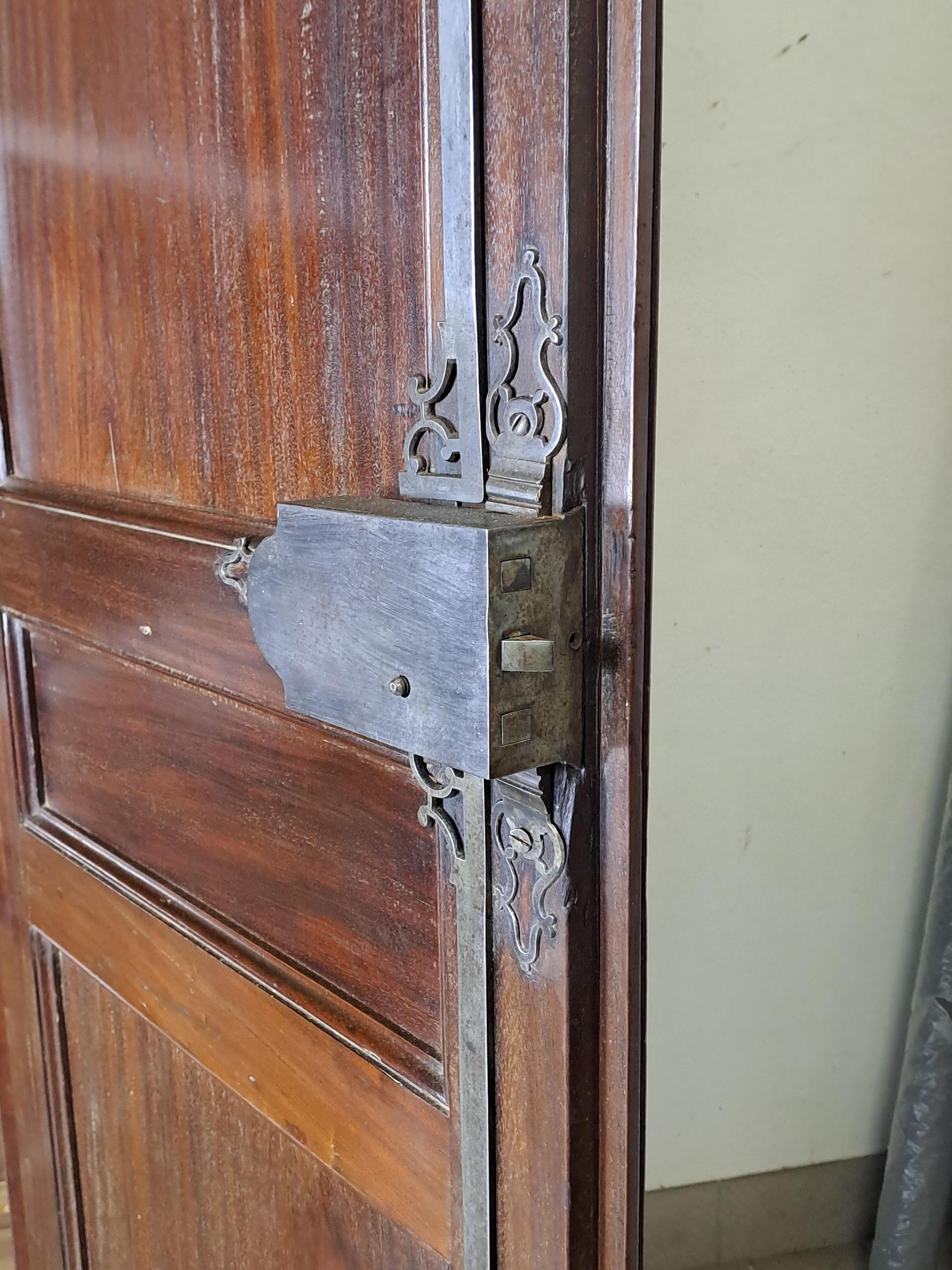 Francese Armoire Bordelaise in mogano in vendita