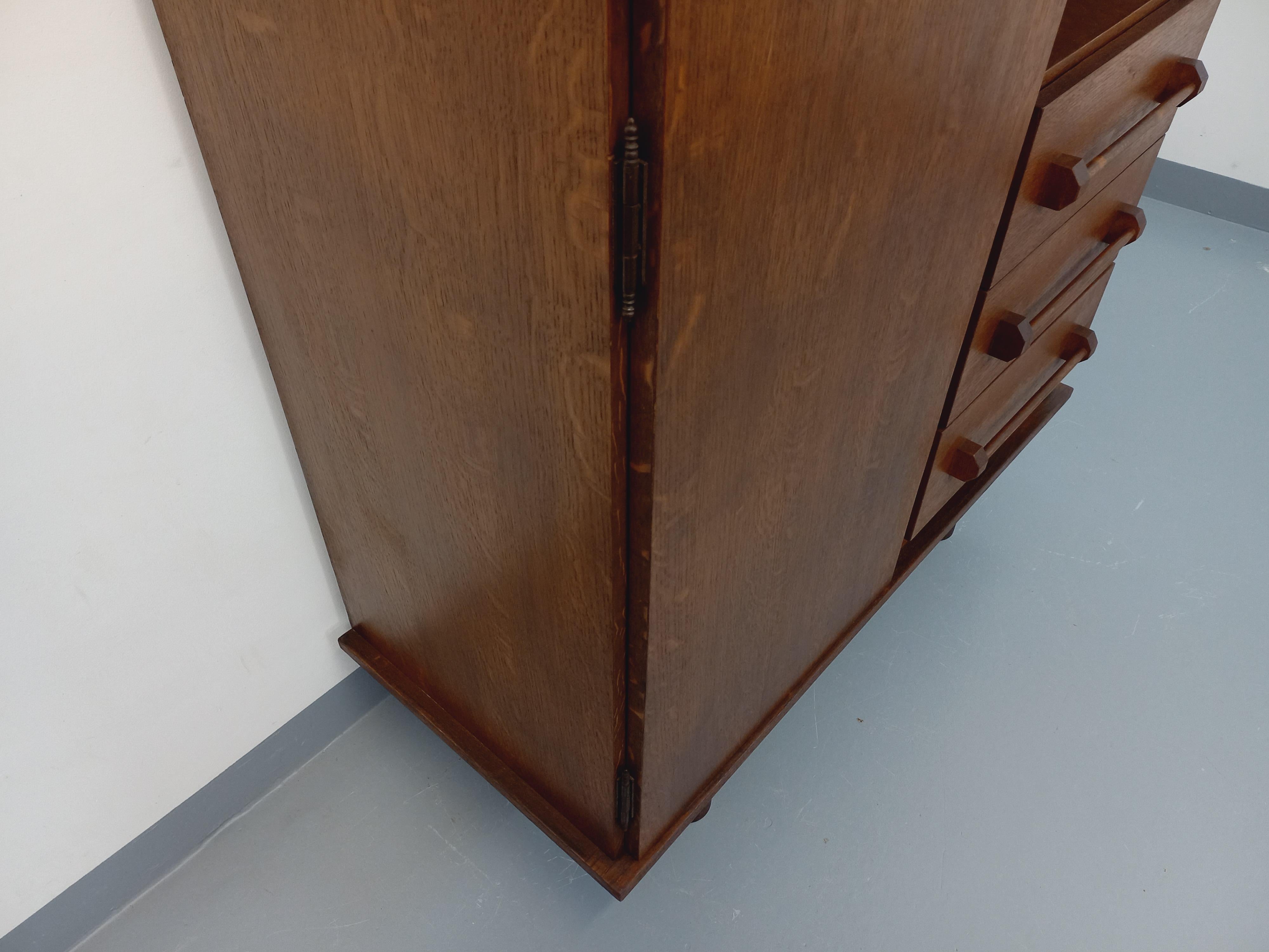 Brutaler Kleiderschrank aus Holz der 60er Jahre im Angebot 5