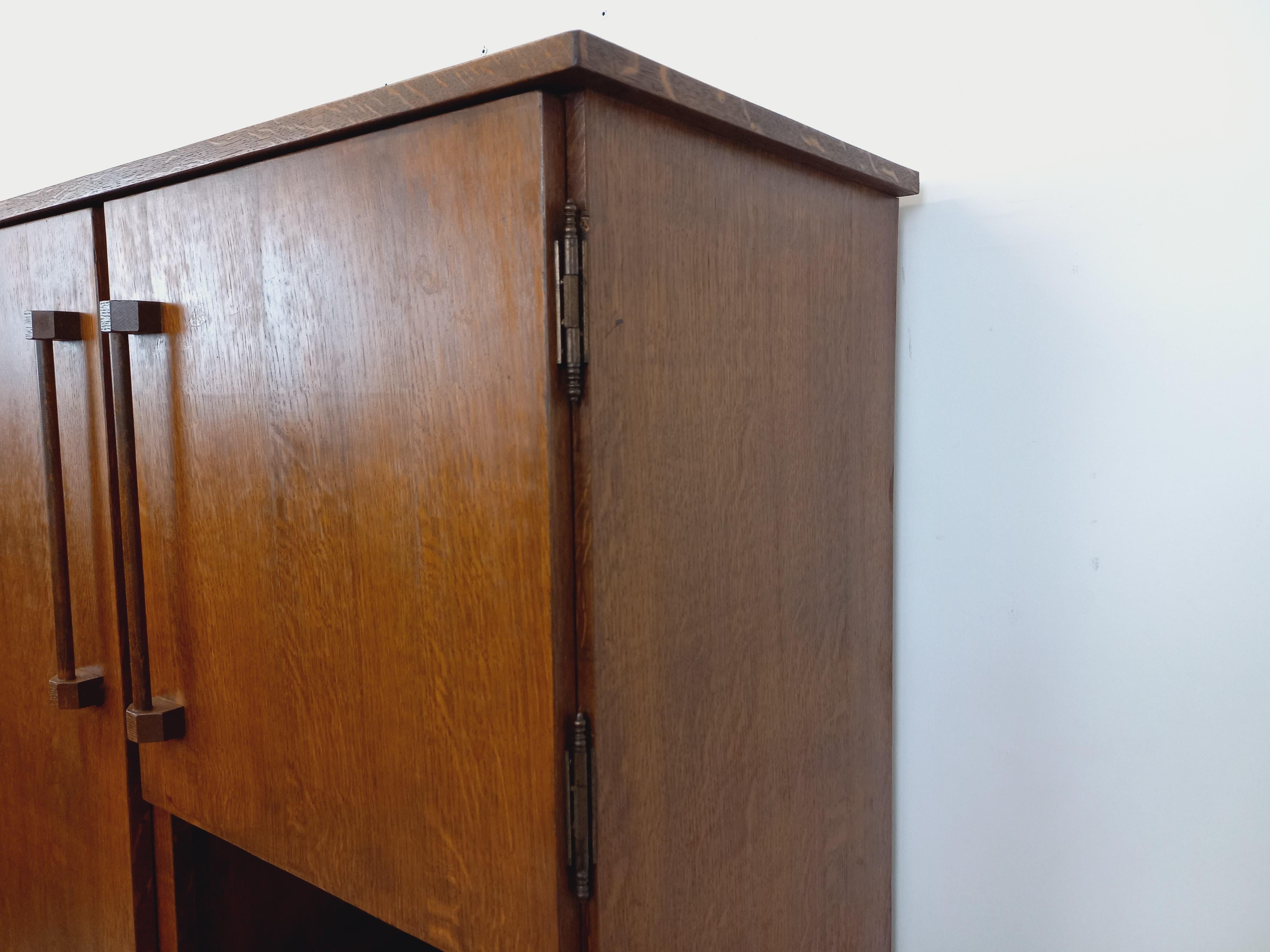 Brutaler Kleiderschrank aus Holz der 60er Jahre im Angebot 6