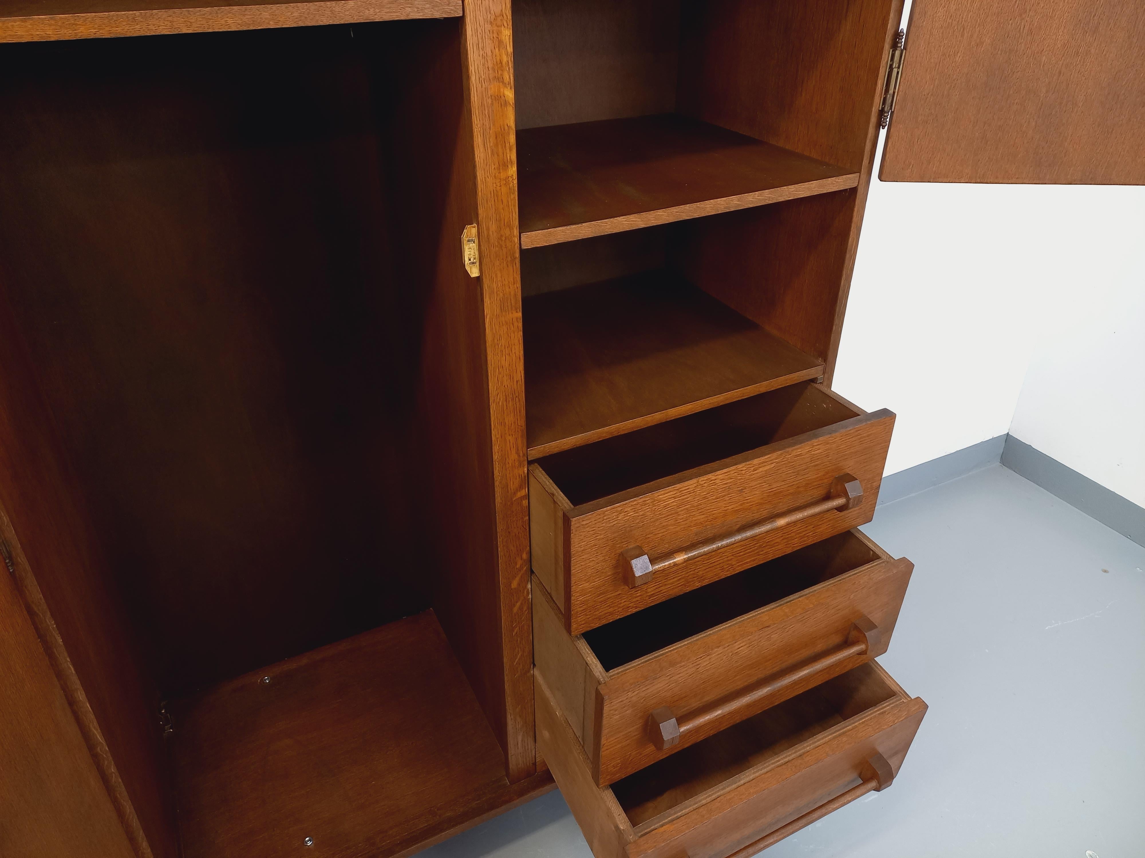 Brutaler Kleiderschrank aus Holz der 60er Jahre im Angebot 7
