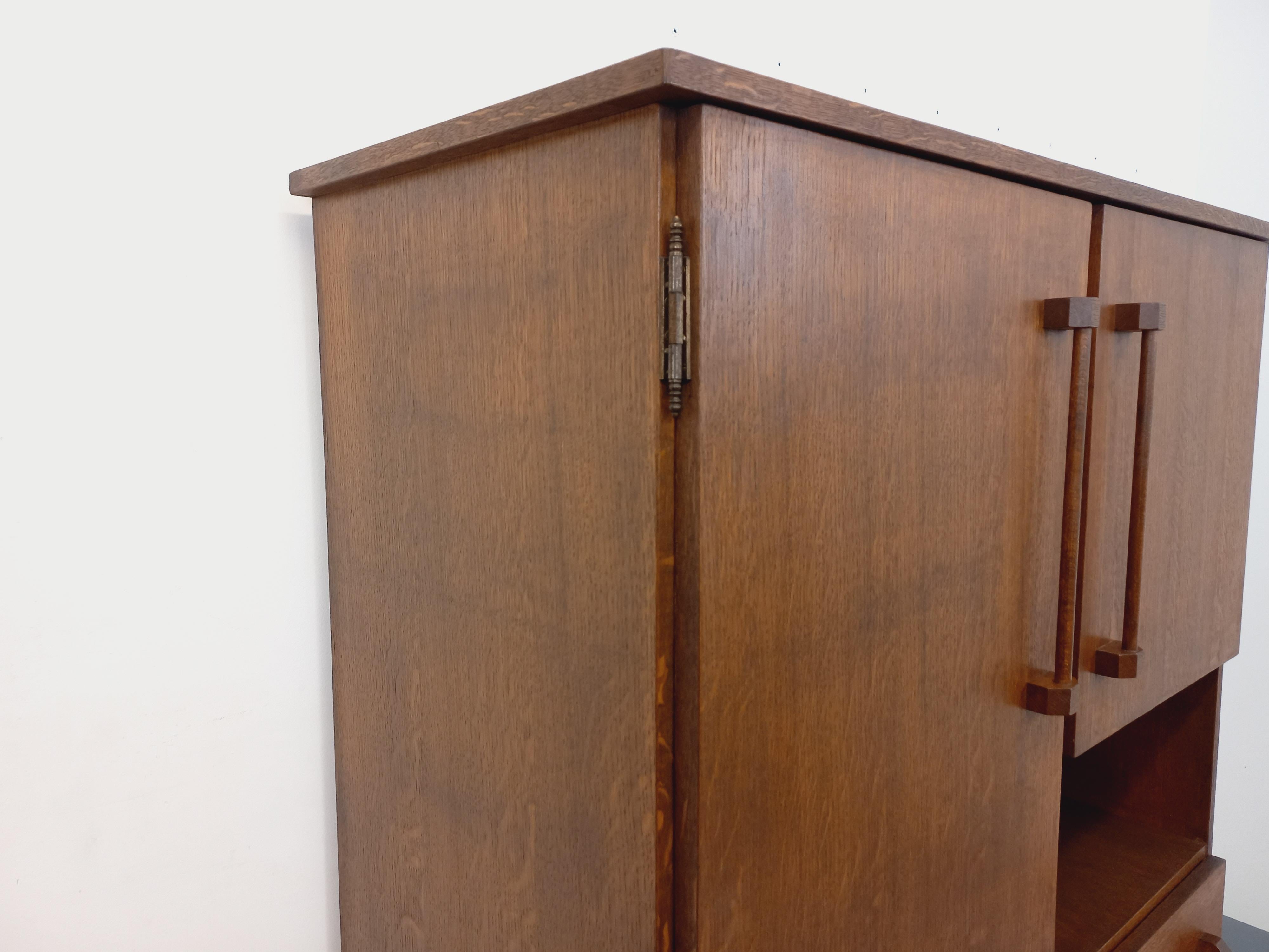 Armoire vintage des années 60, en bois de chêne, superbe style brutaliste avec splendides poignées originales, 1 niche ouverte, 3 tiroirs (à noter : modèle de tiroirs qui penchent légèrement vers l’avant lorsqu’ils sont ouverts à plus de la moitié),