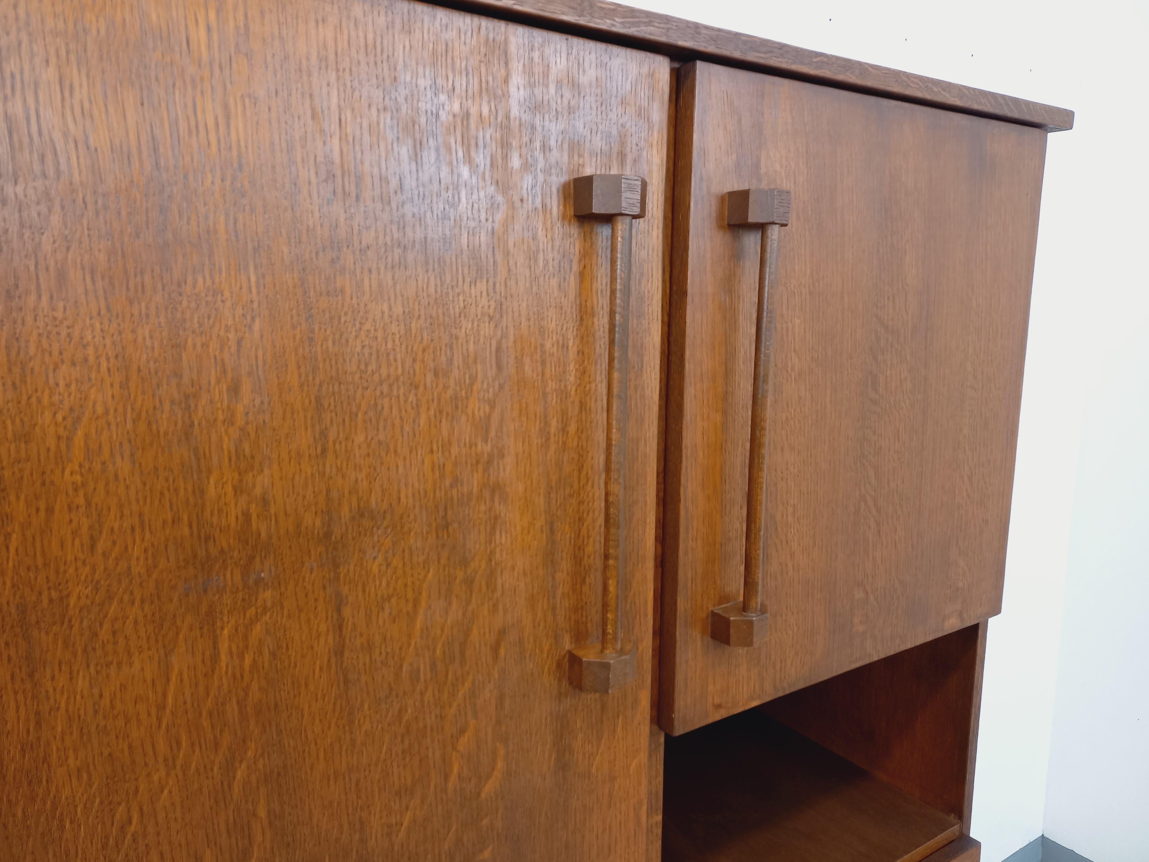 Brutaler Kleiderschrank aus Holz der 60er Jahre (Französisch) im Angebot