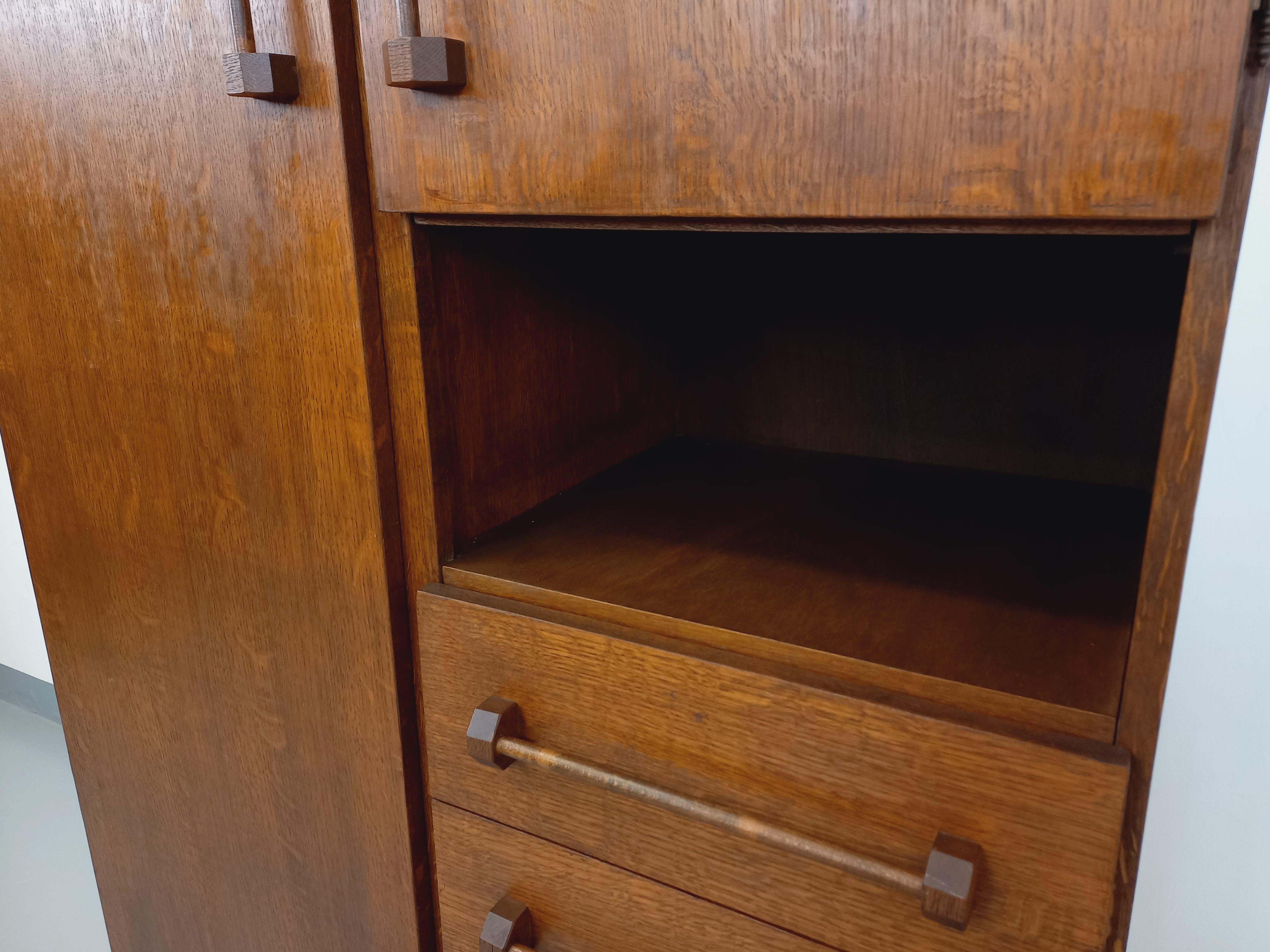 Brutaler Kleiderschrank aus Holz der 60er Jahre im Zustand „Gut“ im Angebot in BESANÇON, FR
