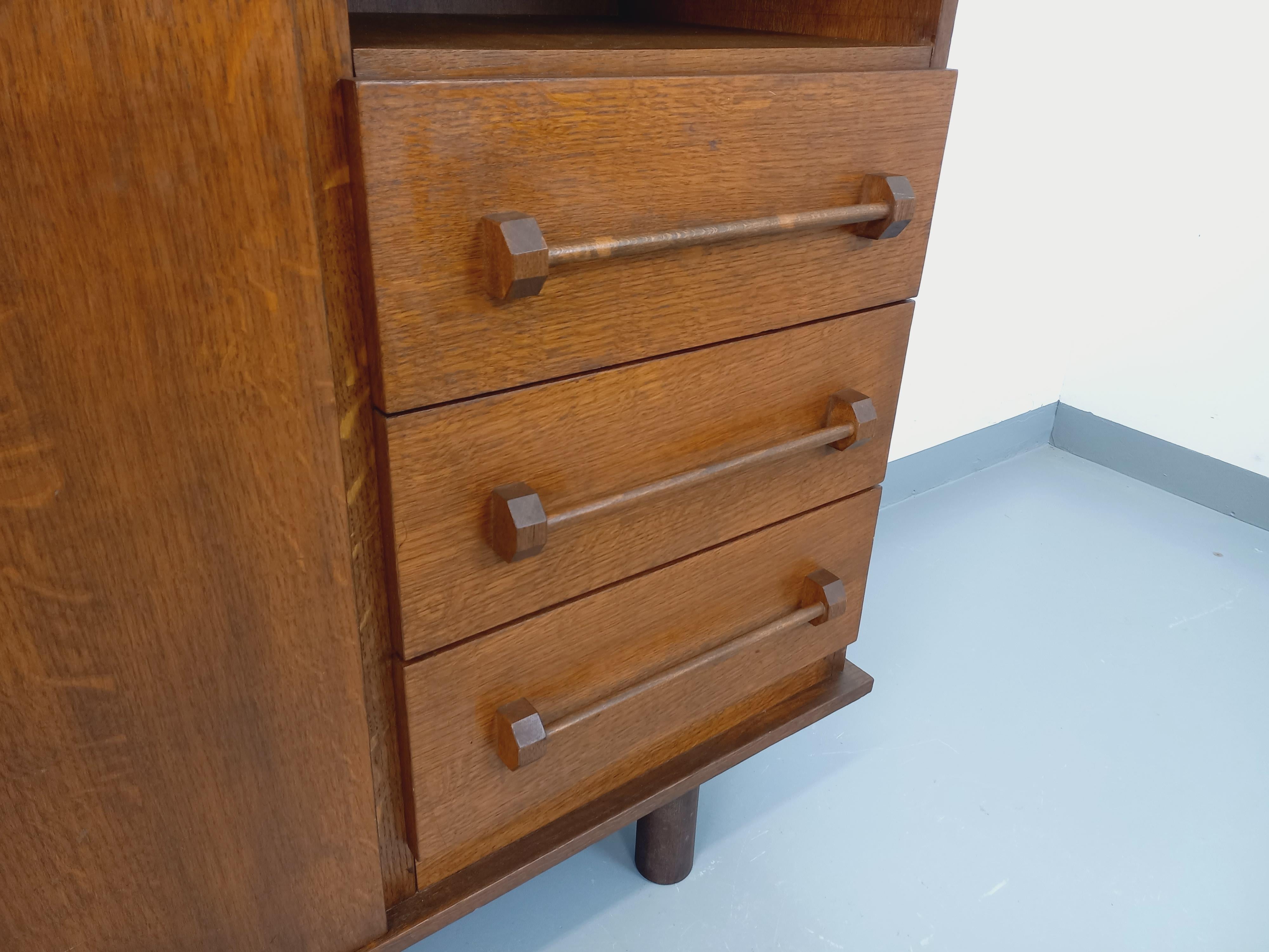 Brutaler Kleiderschrank aus Holz der 60er Jahre (Mitte des 20. Jahrhunderts) im Angebot