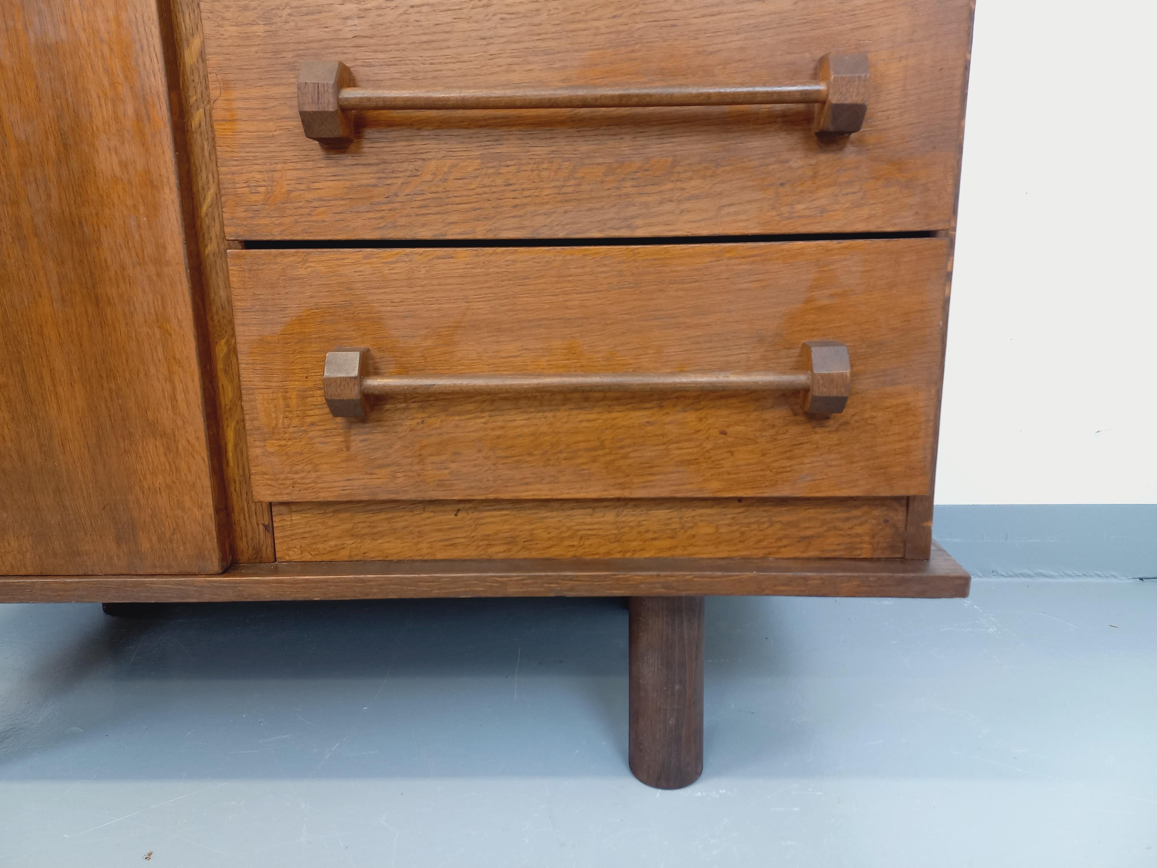 Brutaler Kleiderschrank aus Holz der 60er Jahre im Angebot 1