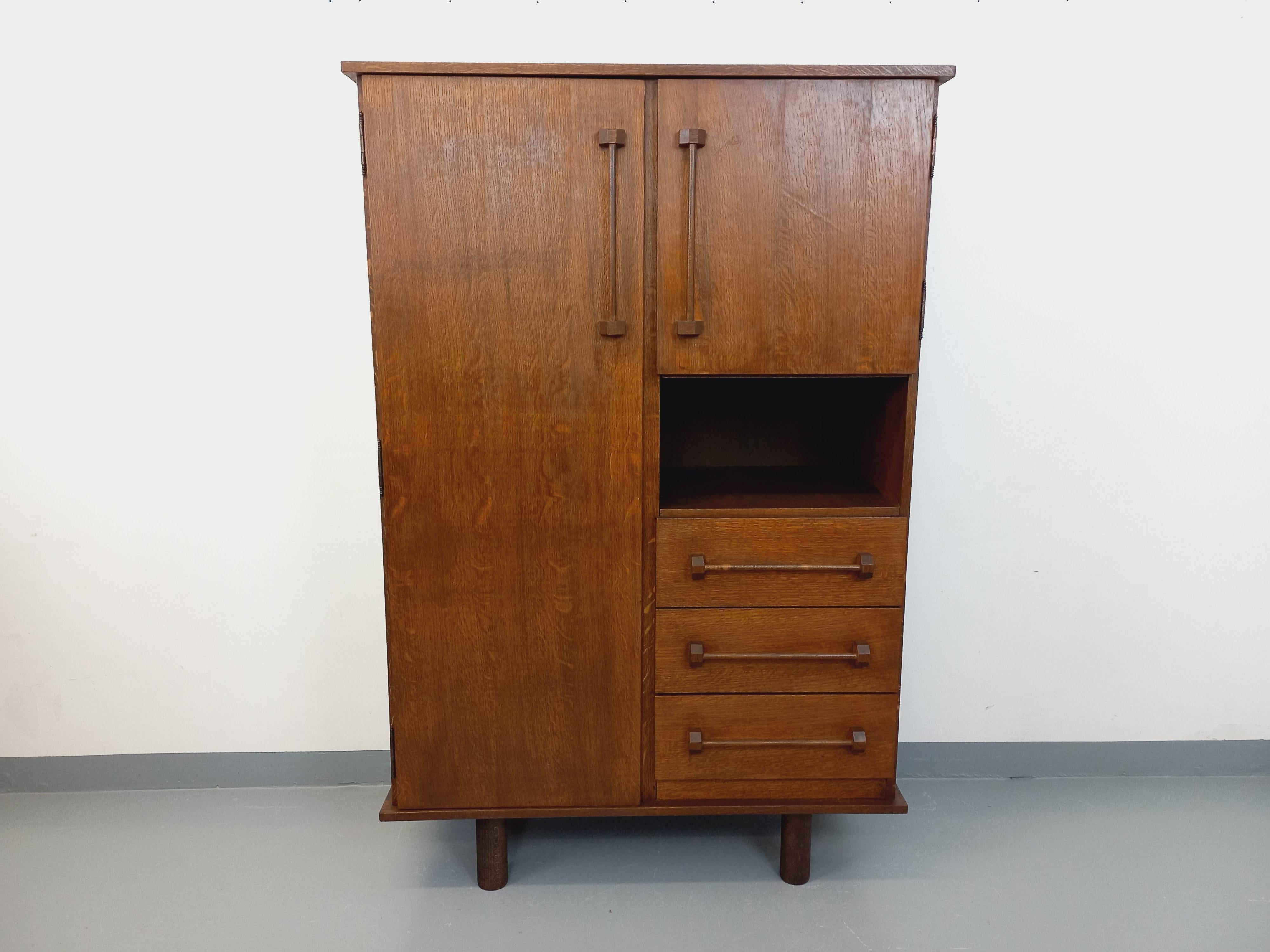 Brutaler Kleiderschrank aus Holz der 60er Jahre im Angebot 2