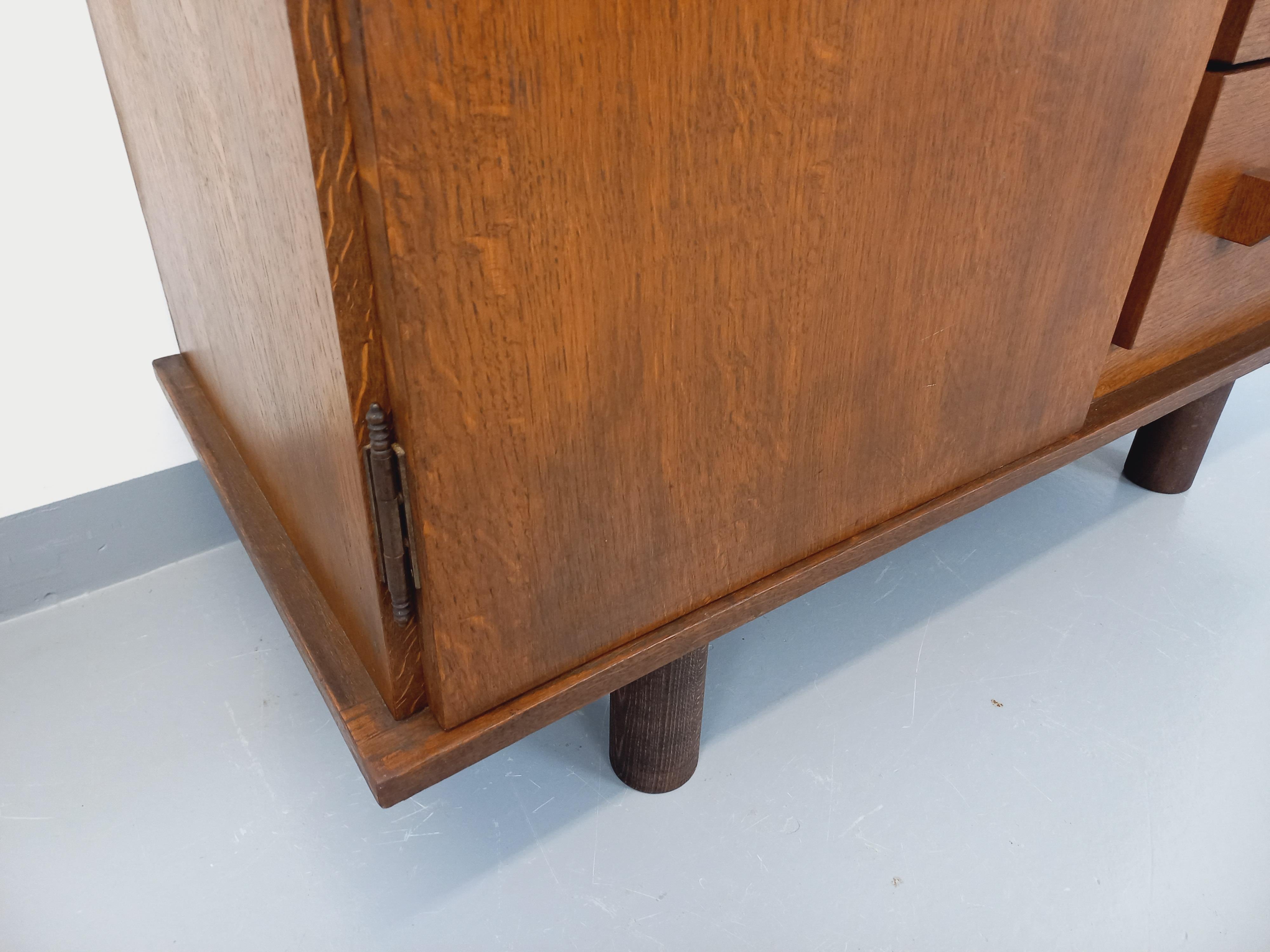 Brutaler Kleiderschrank aus Holz der 60er Jahre im Angebot 3