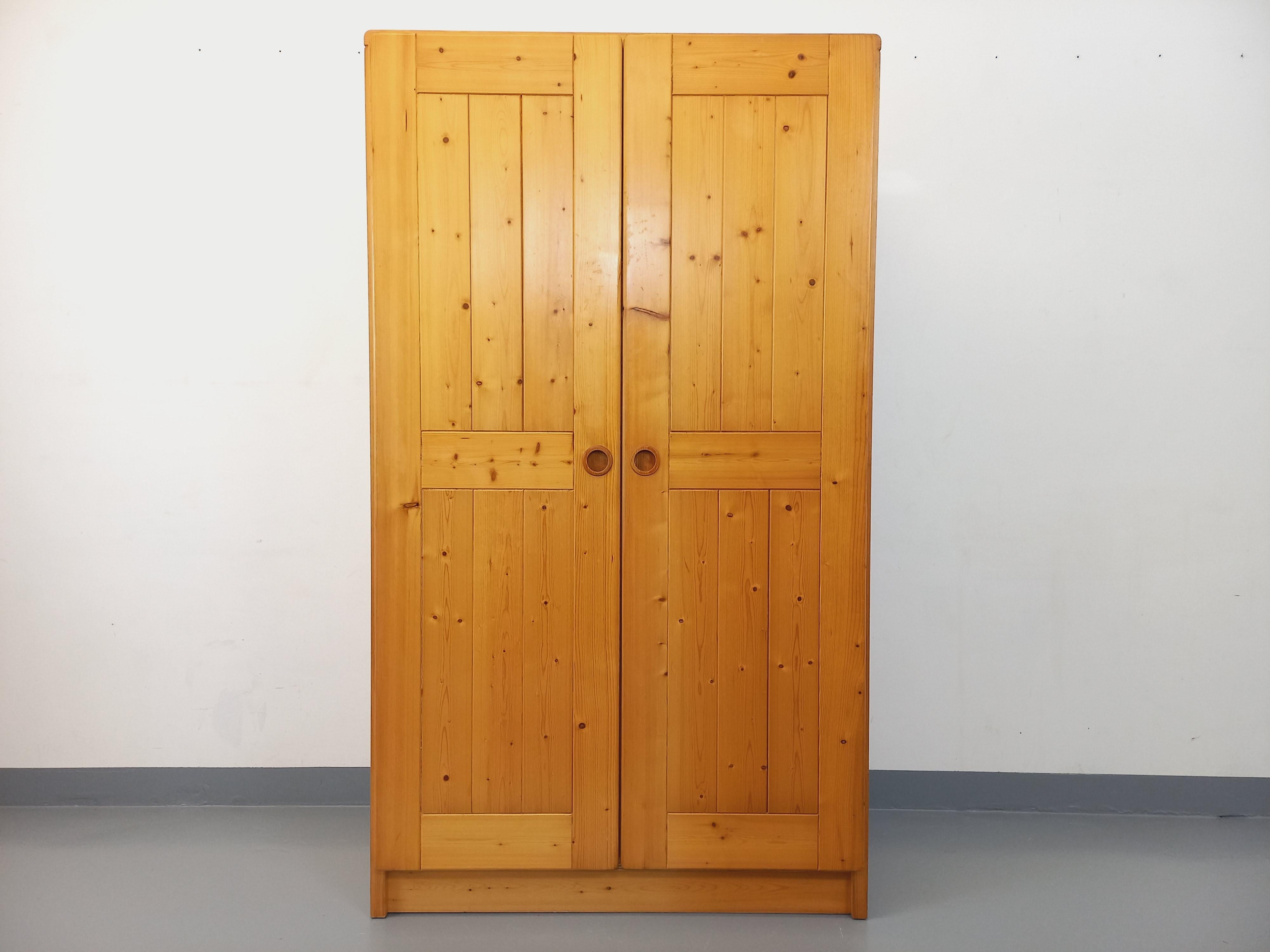 Armoire de rangement Charlotte Perriand Les Arcs vintage en pin des années 60 70 3