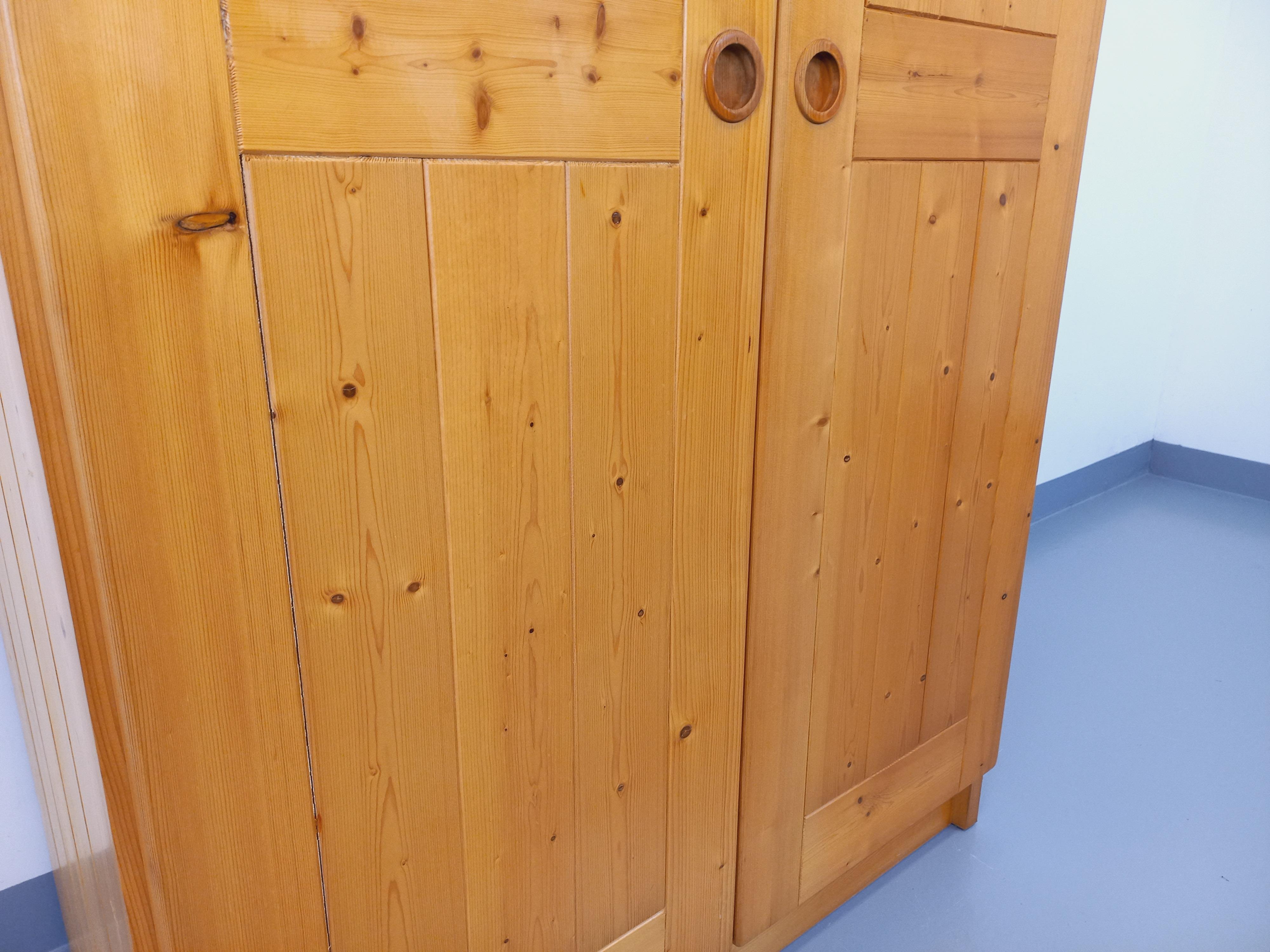 Armoire de rangement Charlotte Perriand Les Arcs vintage en pin des années 60 70 4