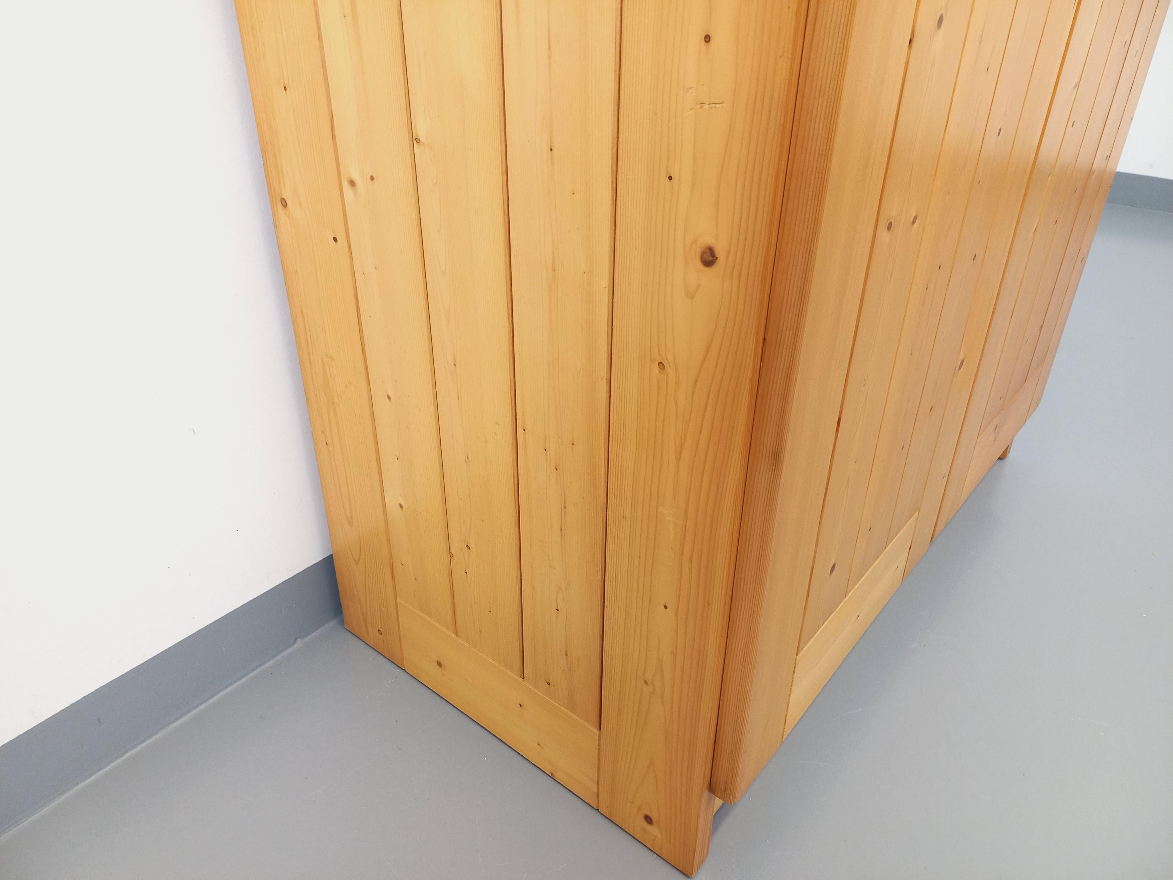 Armoire de rangement Charlotte Perriand Les Arcs vintage en pin des années 60 70 5