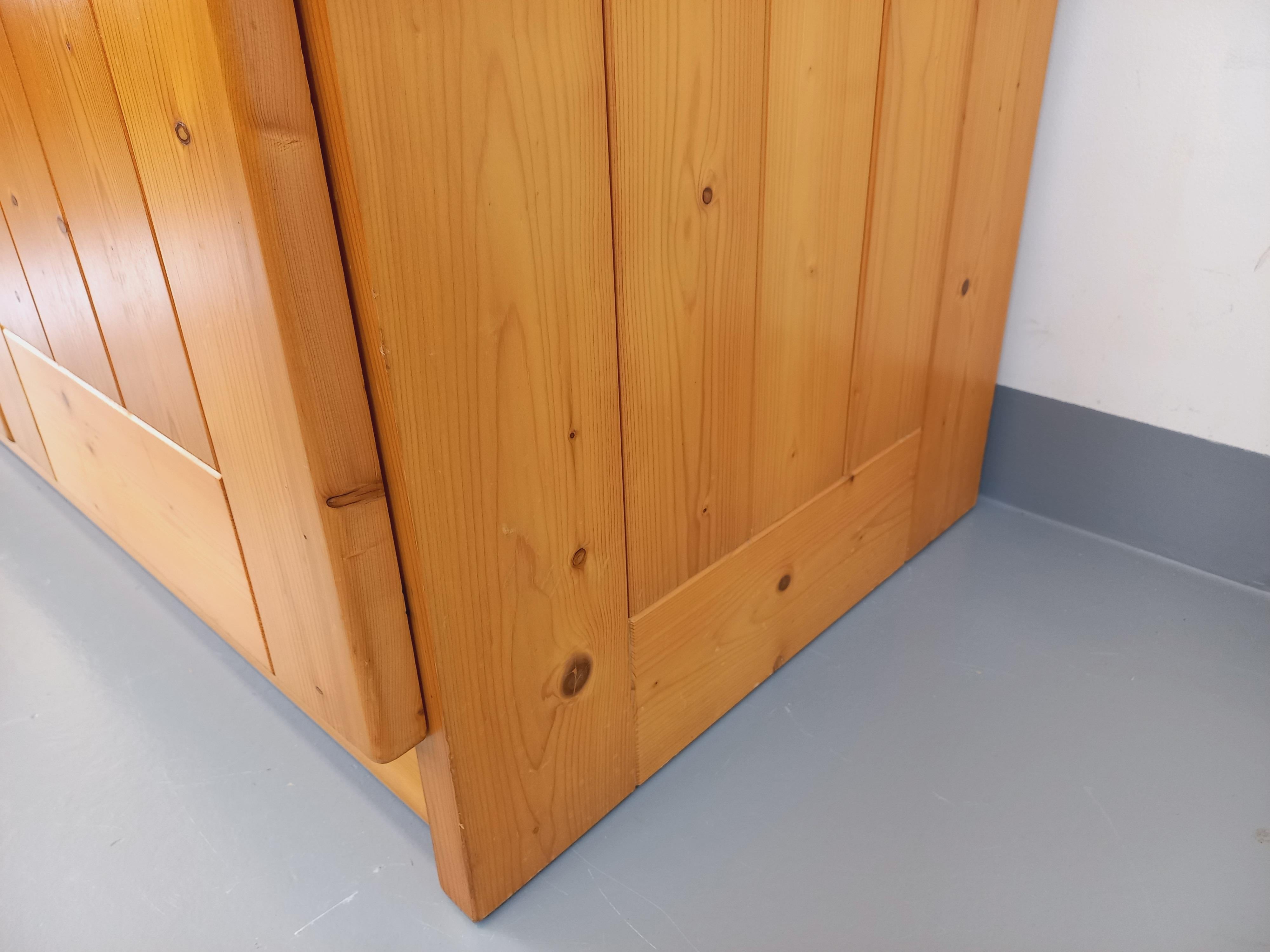 Armoire de rangement Charlotte Perriand Les Arcs vintage en pin des années 60 70 6