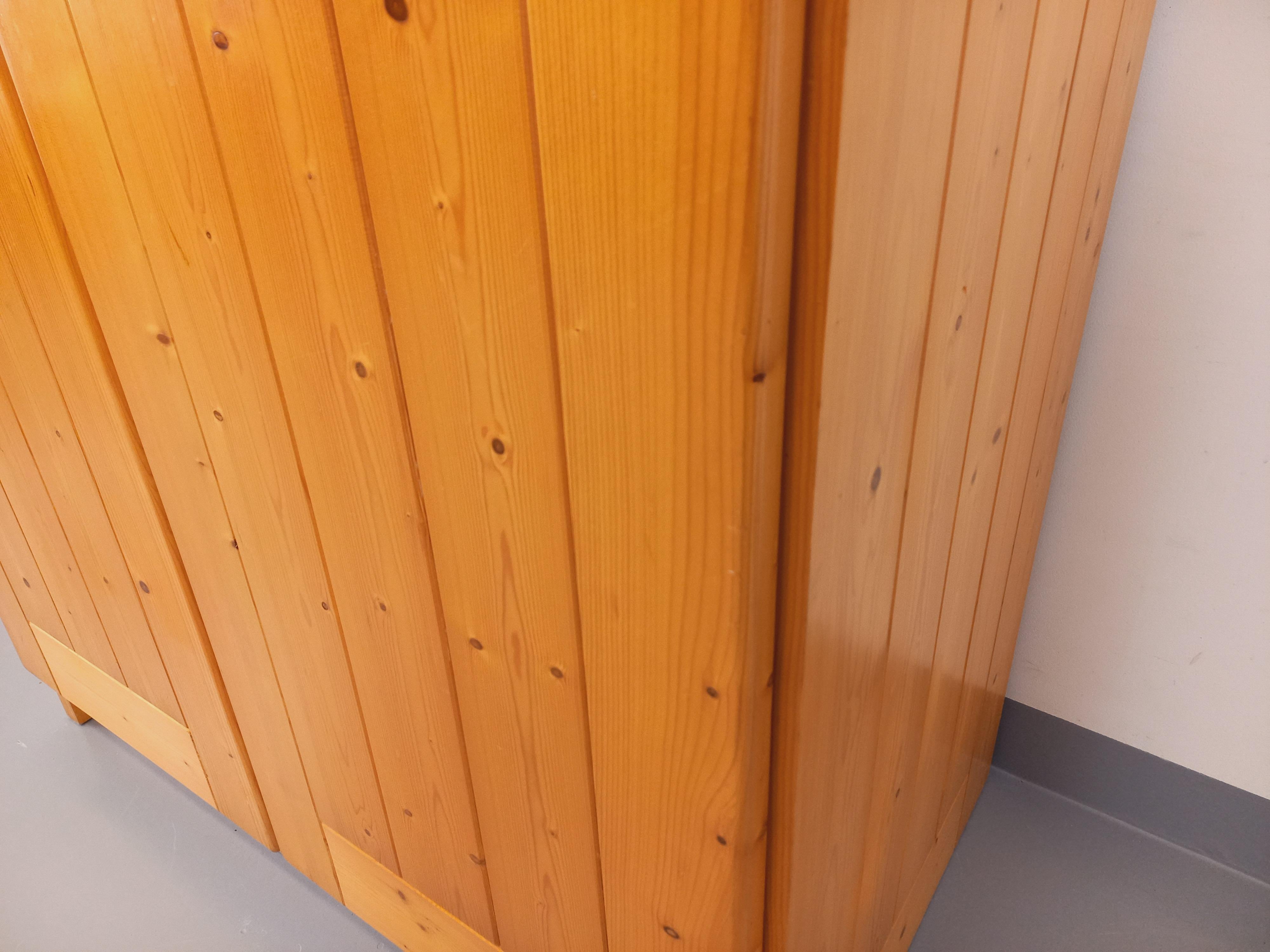 Armoire de rangement Charlotte Perriand Les Arcs vintage en pin des années 60 70 7