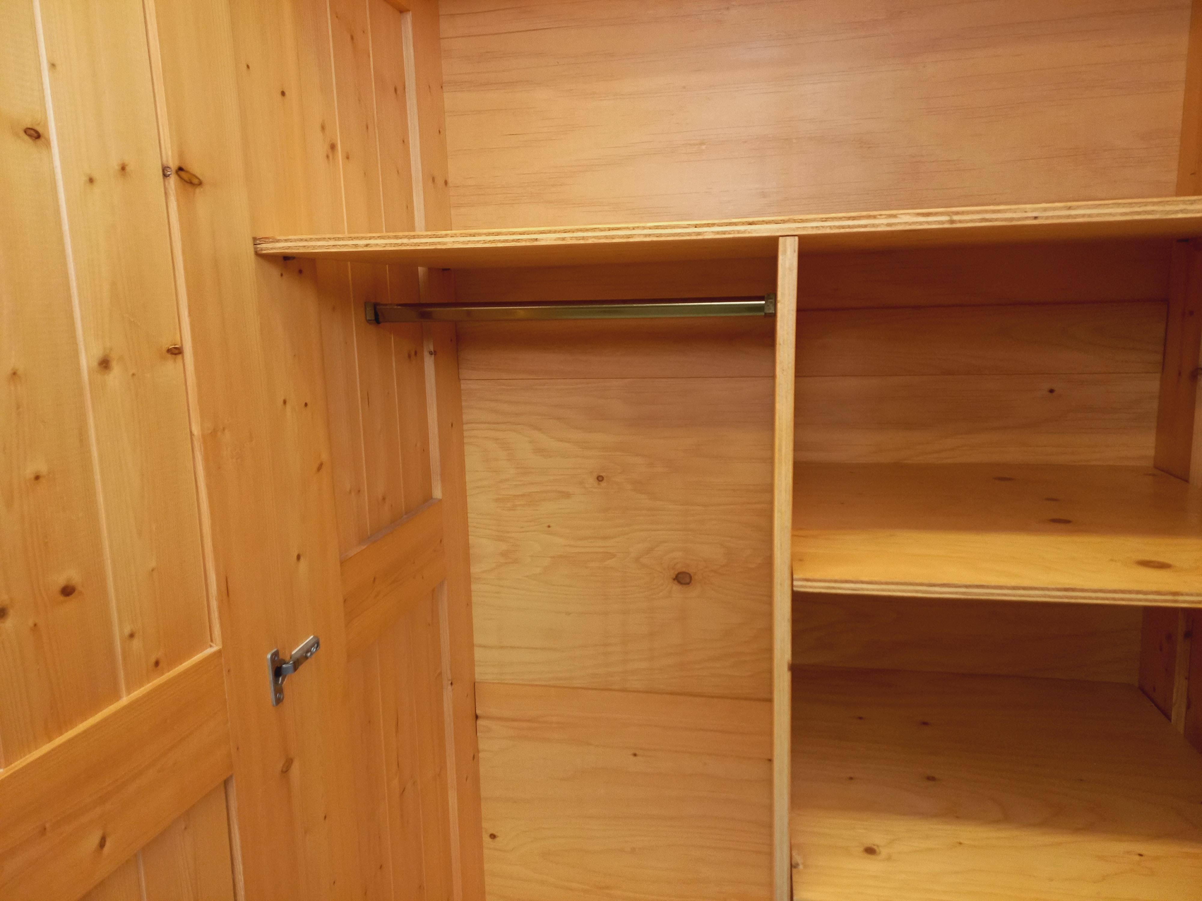 Armoire de rangement Charlotte Perriand Les Arcs vintage en pin des années 60 70 8
