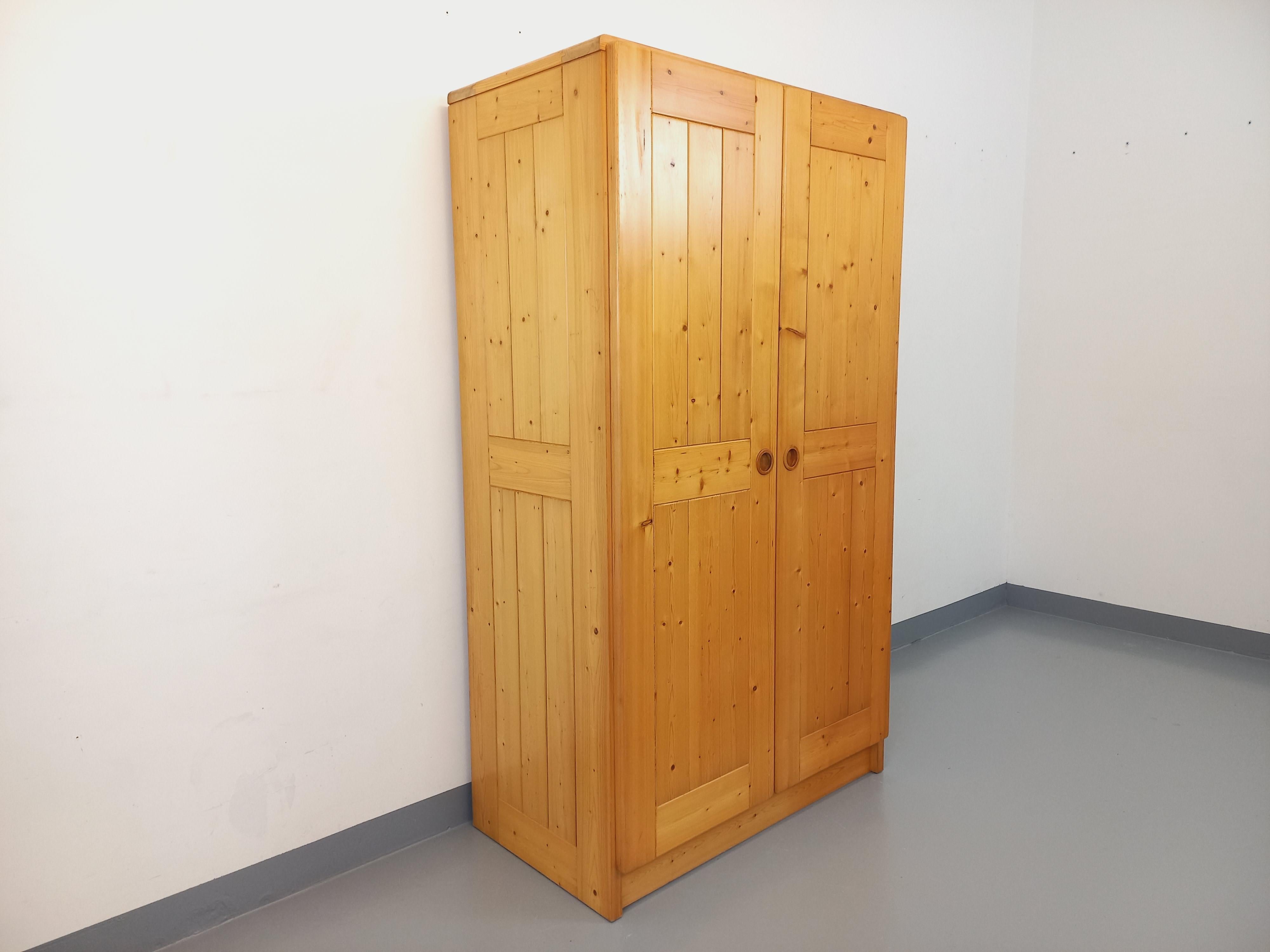 Armoire de rangement Charlotte Perriand Les Arcs vintage en pin des années 60 70 9