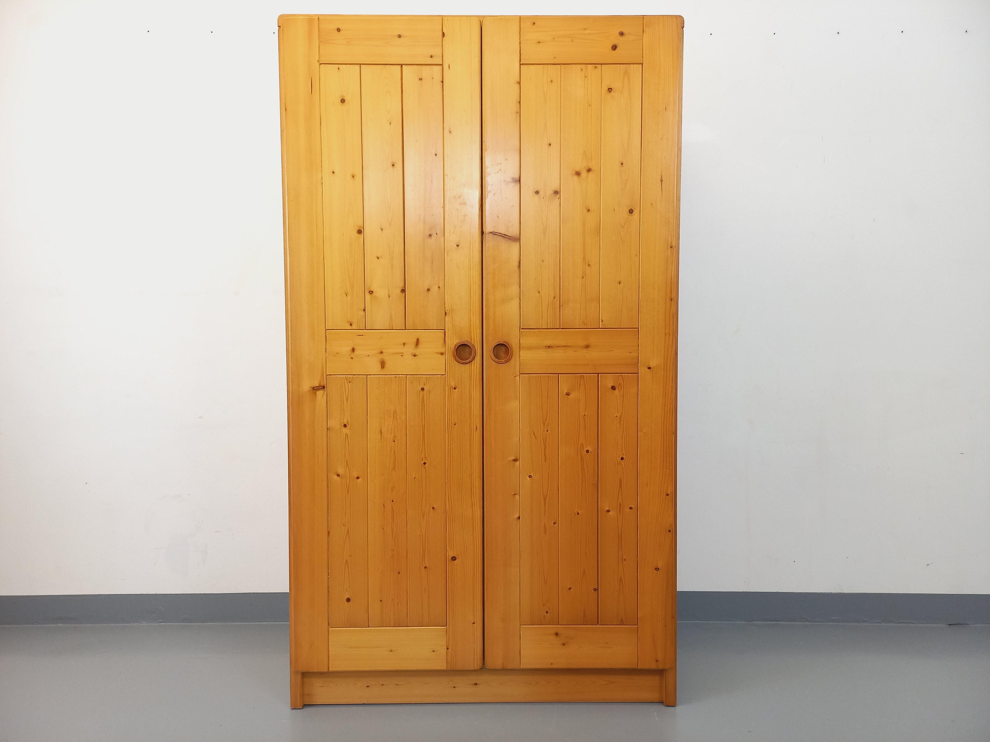 Armoire de rangement Charlotte Perriand Les Arcs vintage en pin des années 60 70 10