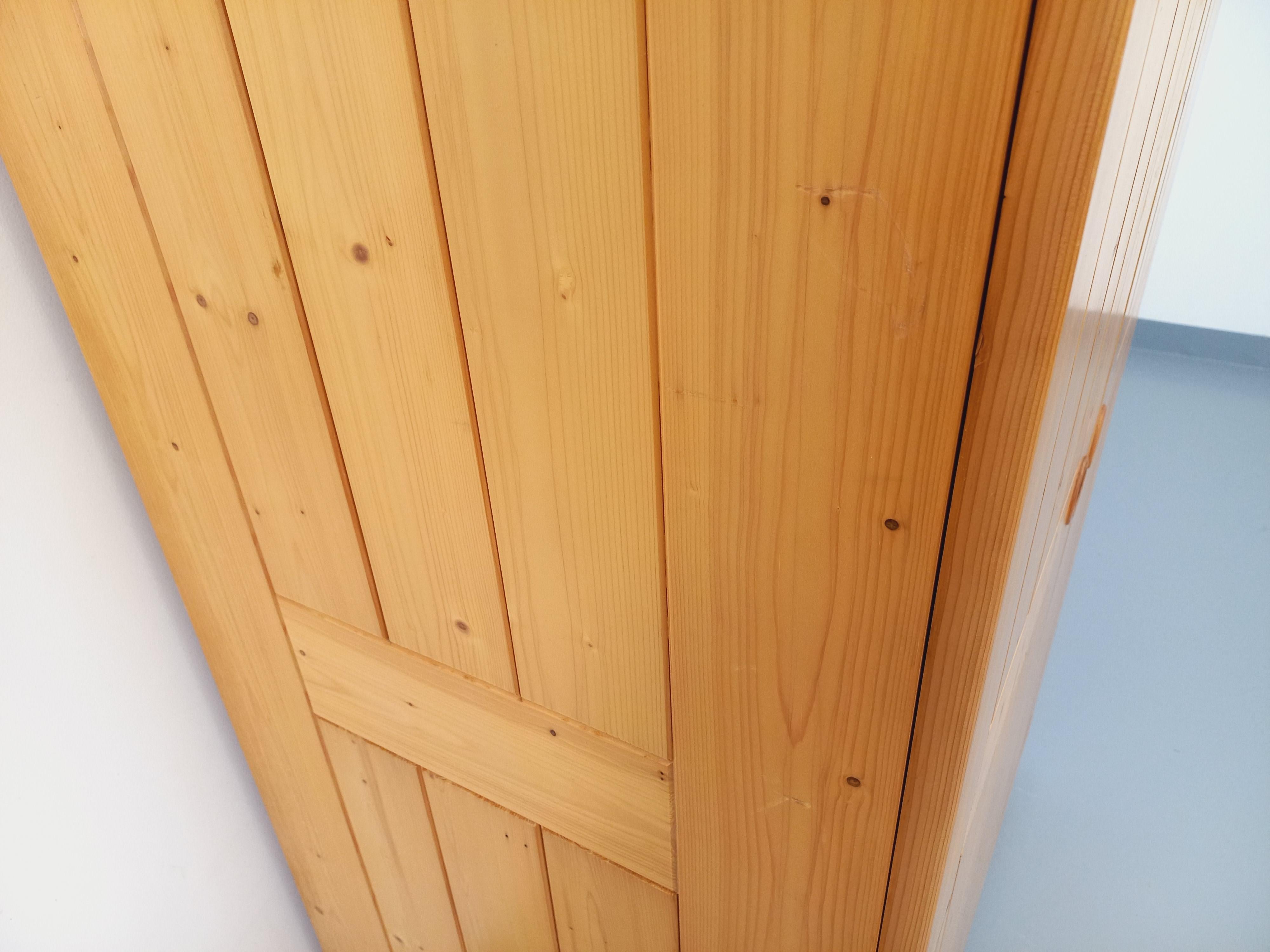 Armoire de rangement vintage des années 60 70, en pin, de Charlotte Perriand pour Les Arcs, 2 portes avec 1 grande étagère, 1 penderie et 3 petites étagères intérieures, très bon état général avec quelques marques du temps qui passe.
Ref 231