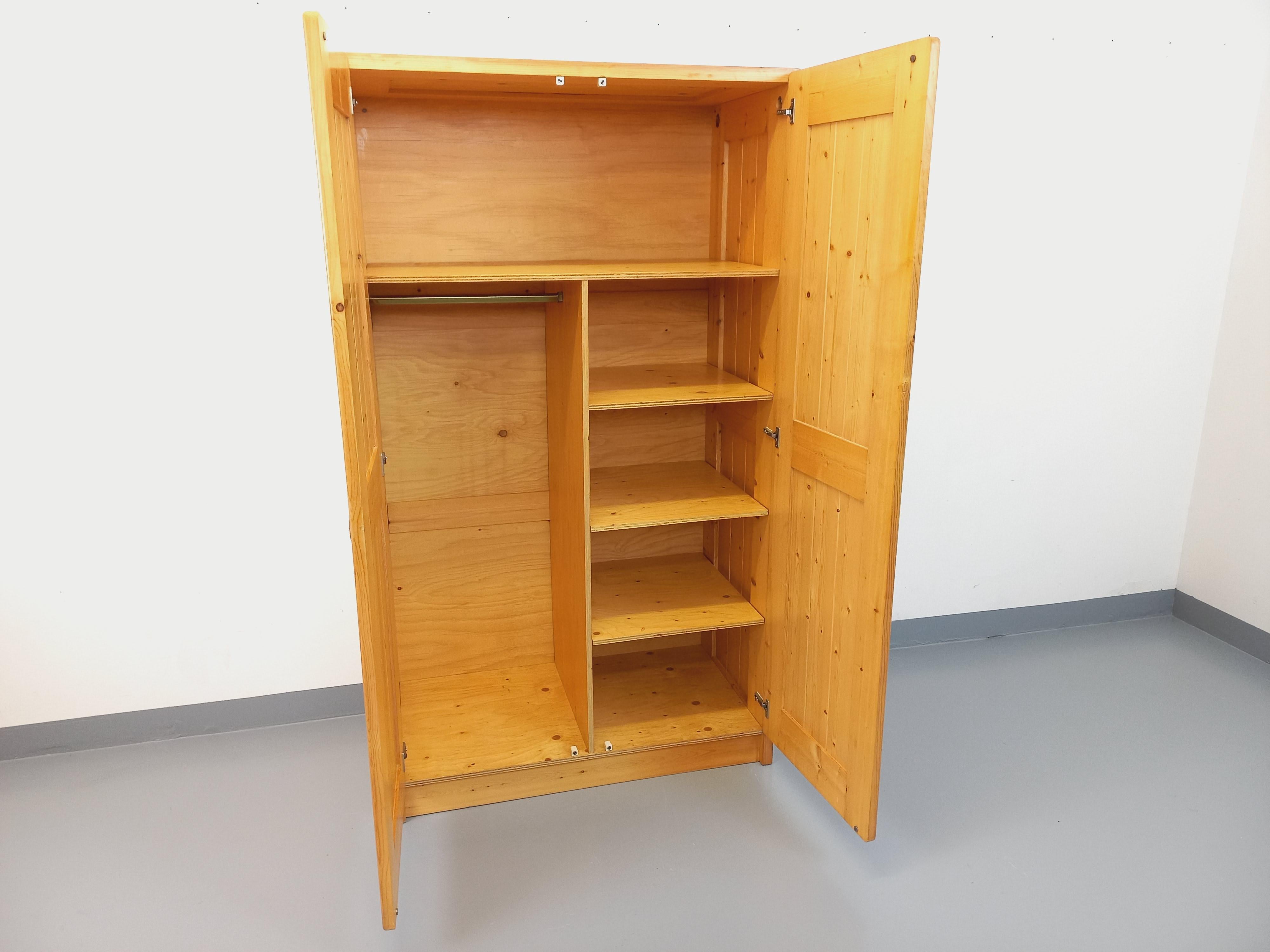 Mid-Century Modern Armoire de rangement Charlotte Perriand Les Arcs vintage en pin des années 60 70