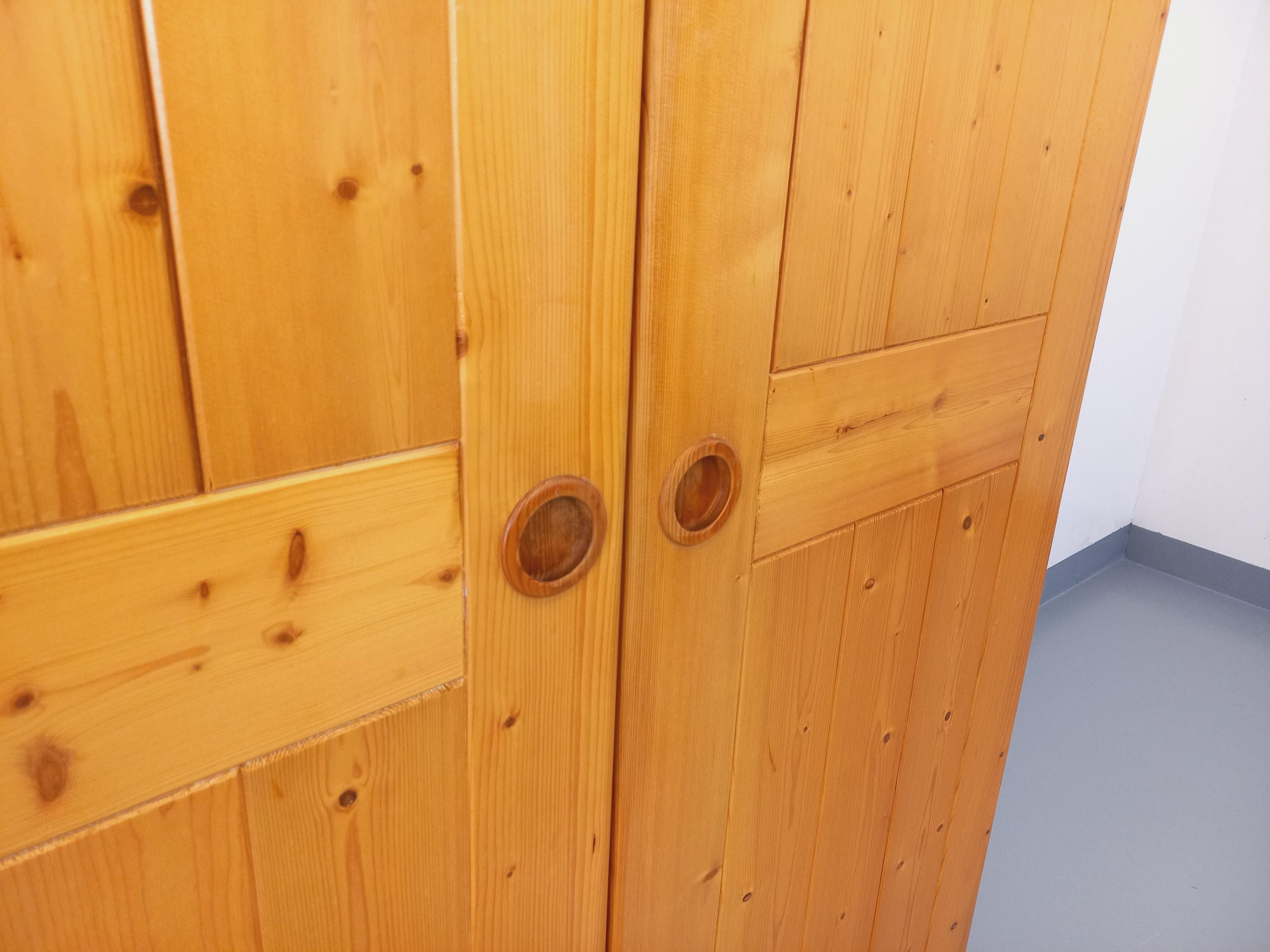 French Armoire de rangement Charlotte Perriand Les Arcs vintage en pin des années 60 70