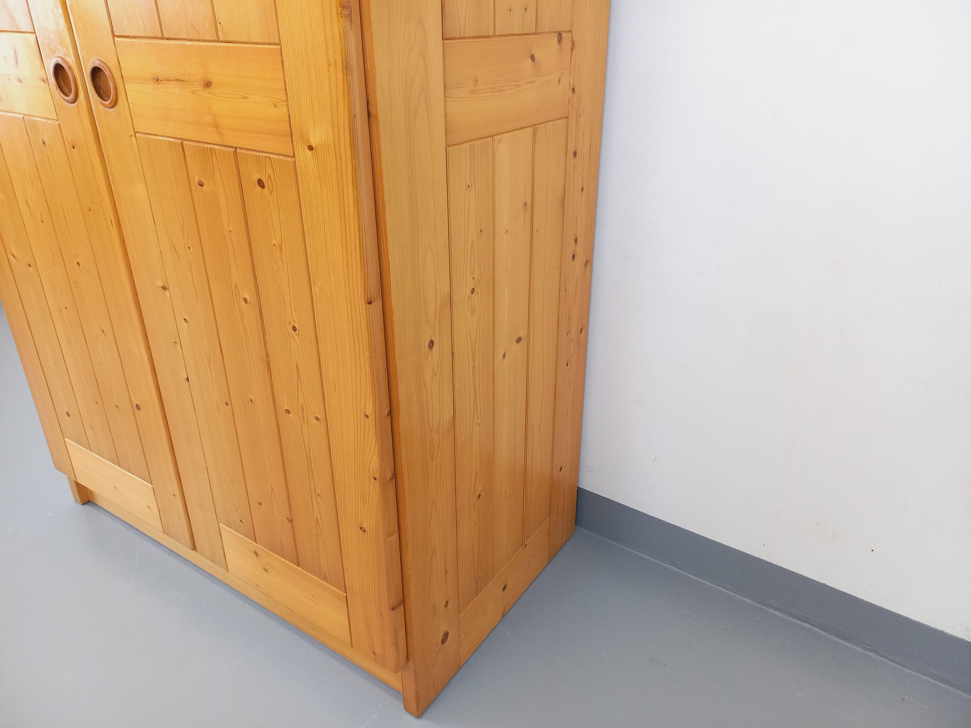 Armoire de rangement Charlotte Perriand Les Arcs vintage en pin des années 60 70 In Good Condition In BESANÇON, FR
