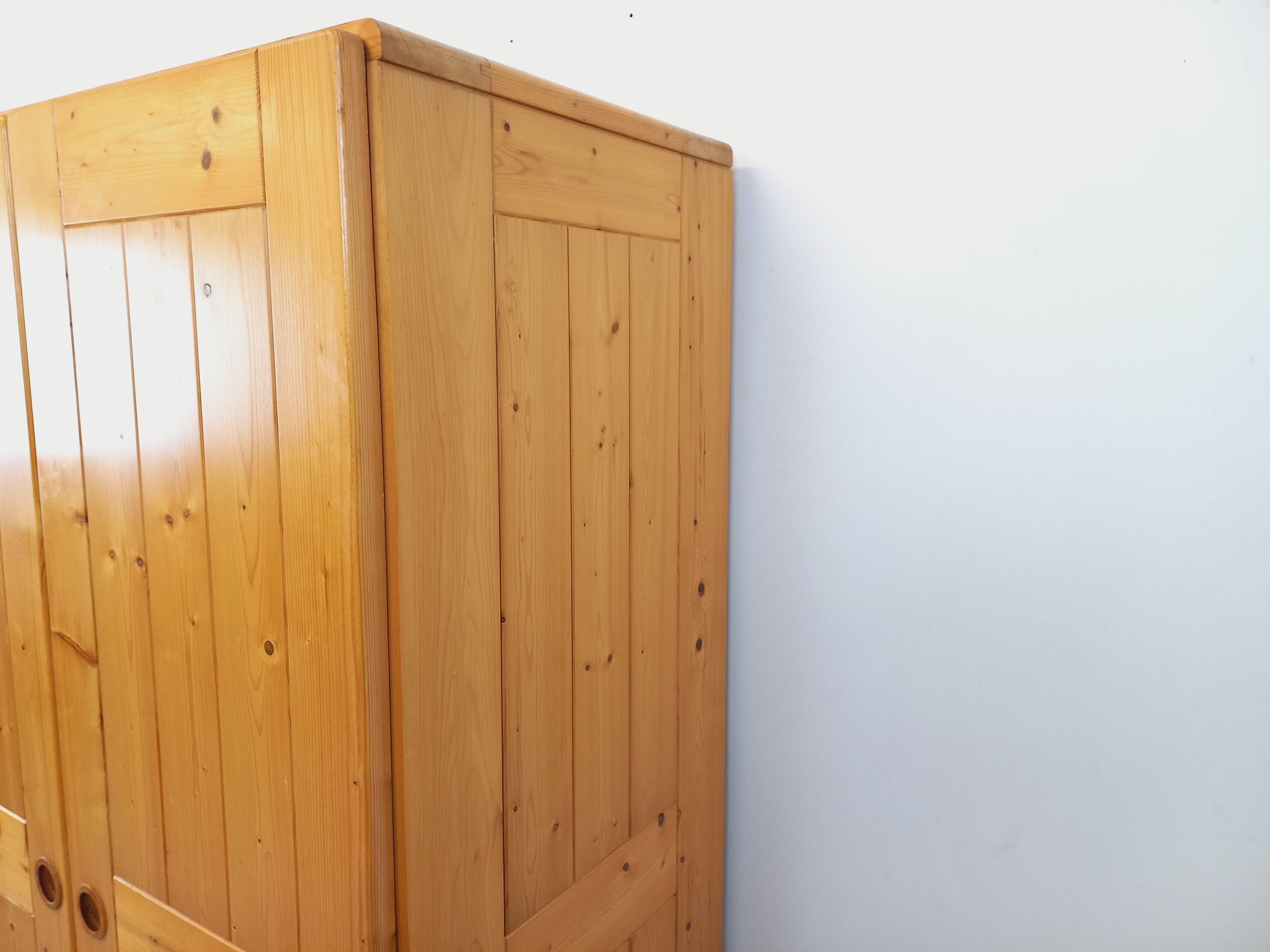 Late 20th Century Armoire de rangement Charlotte Perriand Les Arcs vintage en pin des années 60 70