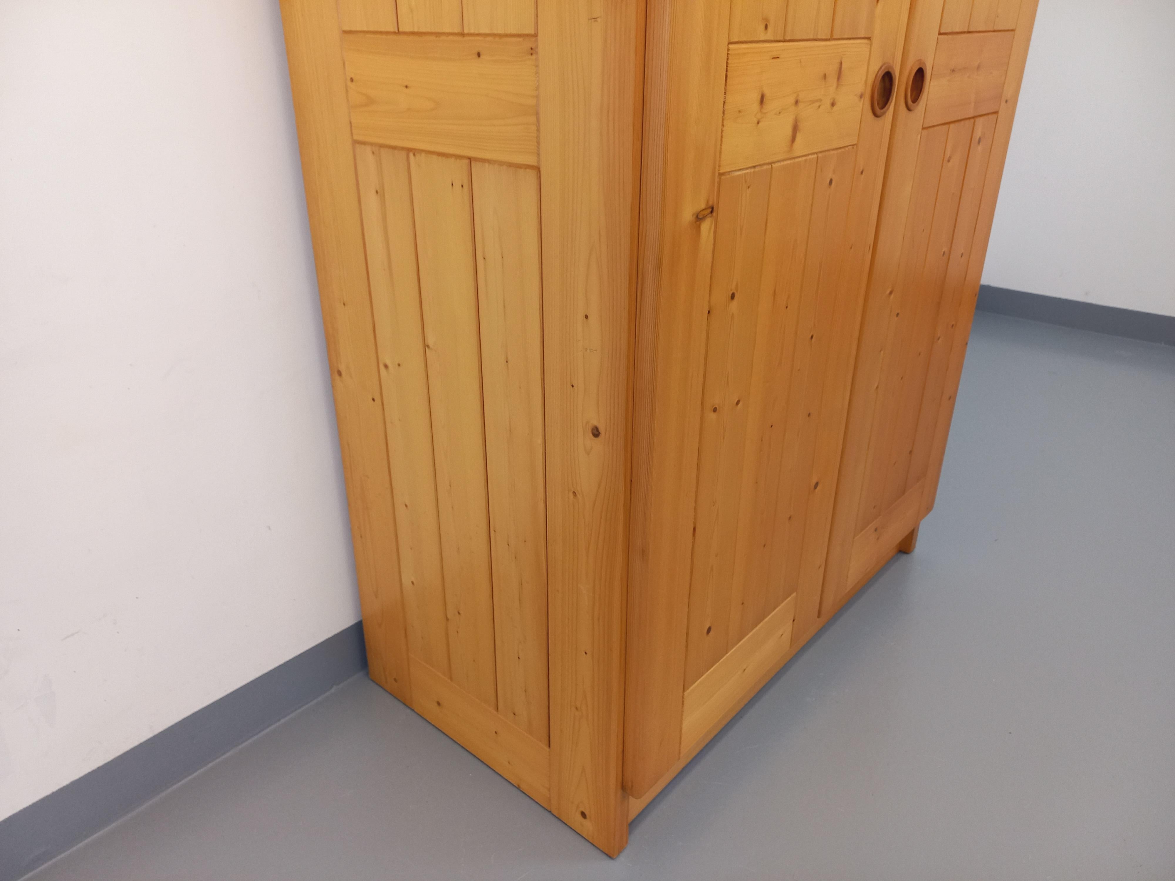 Pine Armoire de rangement Charlotte Perriand Les Arcs vintage en pin des années 60 70