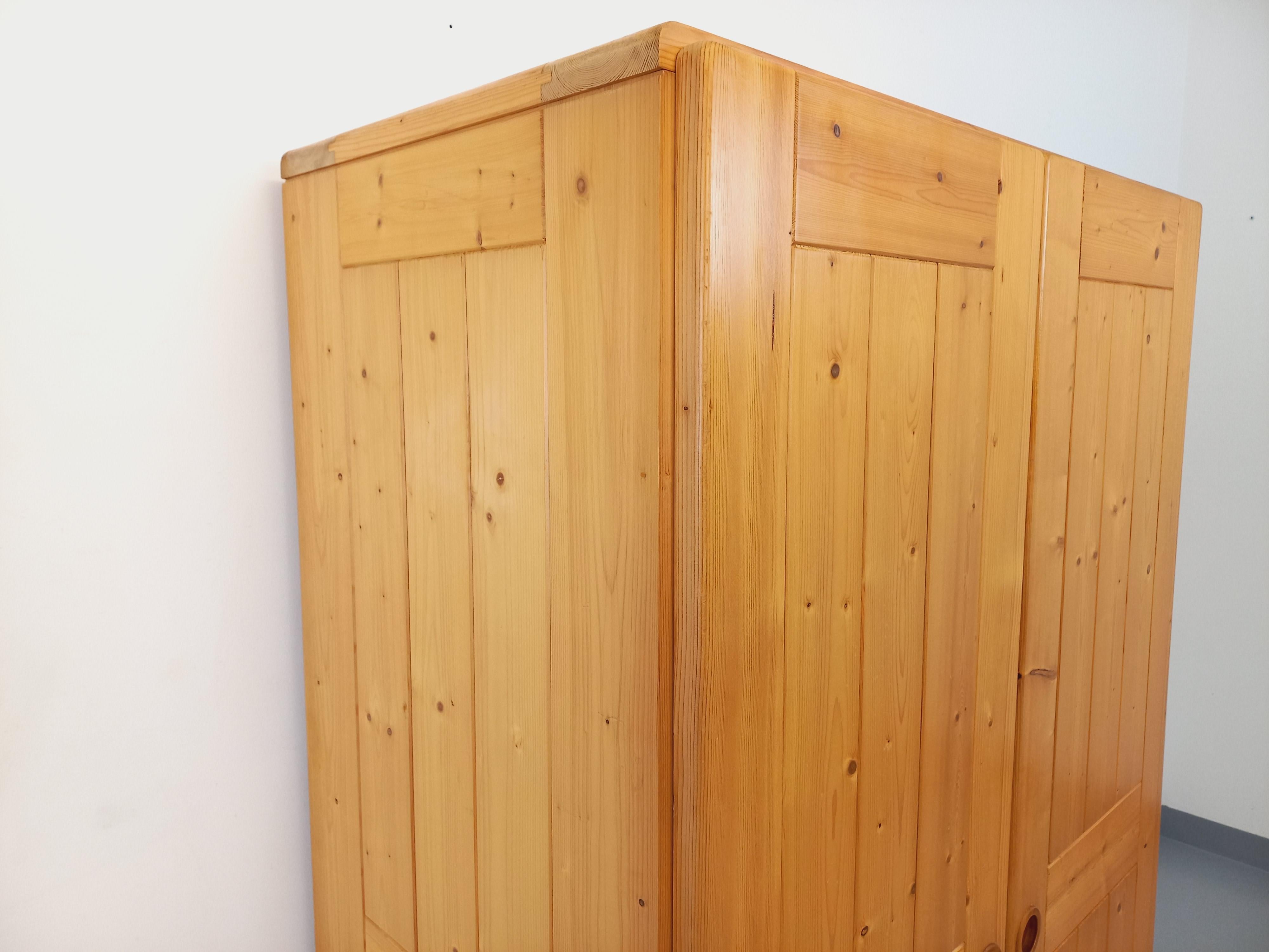 Armoire de rangement Charlotte Perriand Les Arcs vintage en pin des années 60 70 1