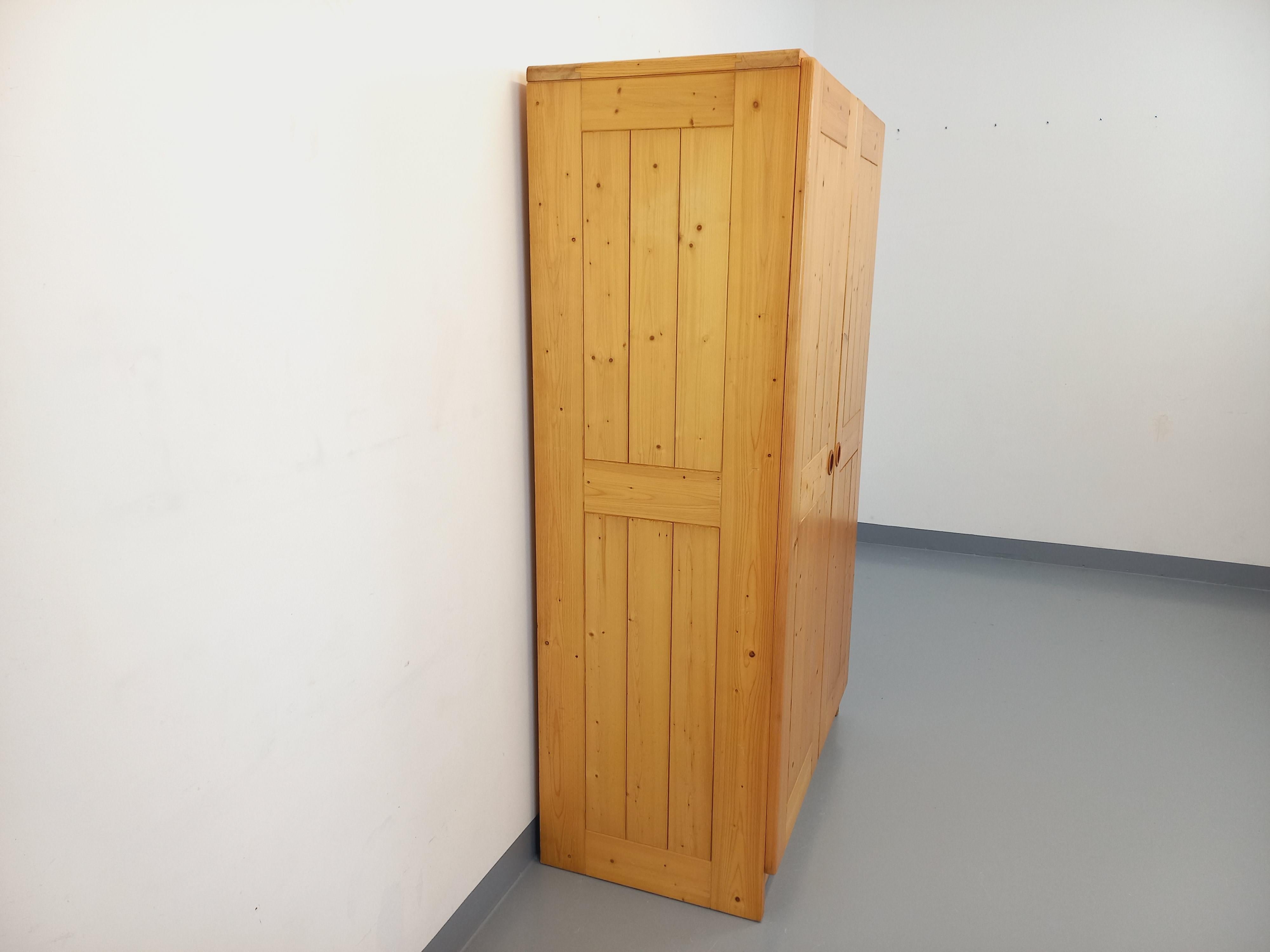 Armoire de rangement Charlotte Perriand Les Arcs vintage en pin des années 60 70 2