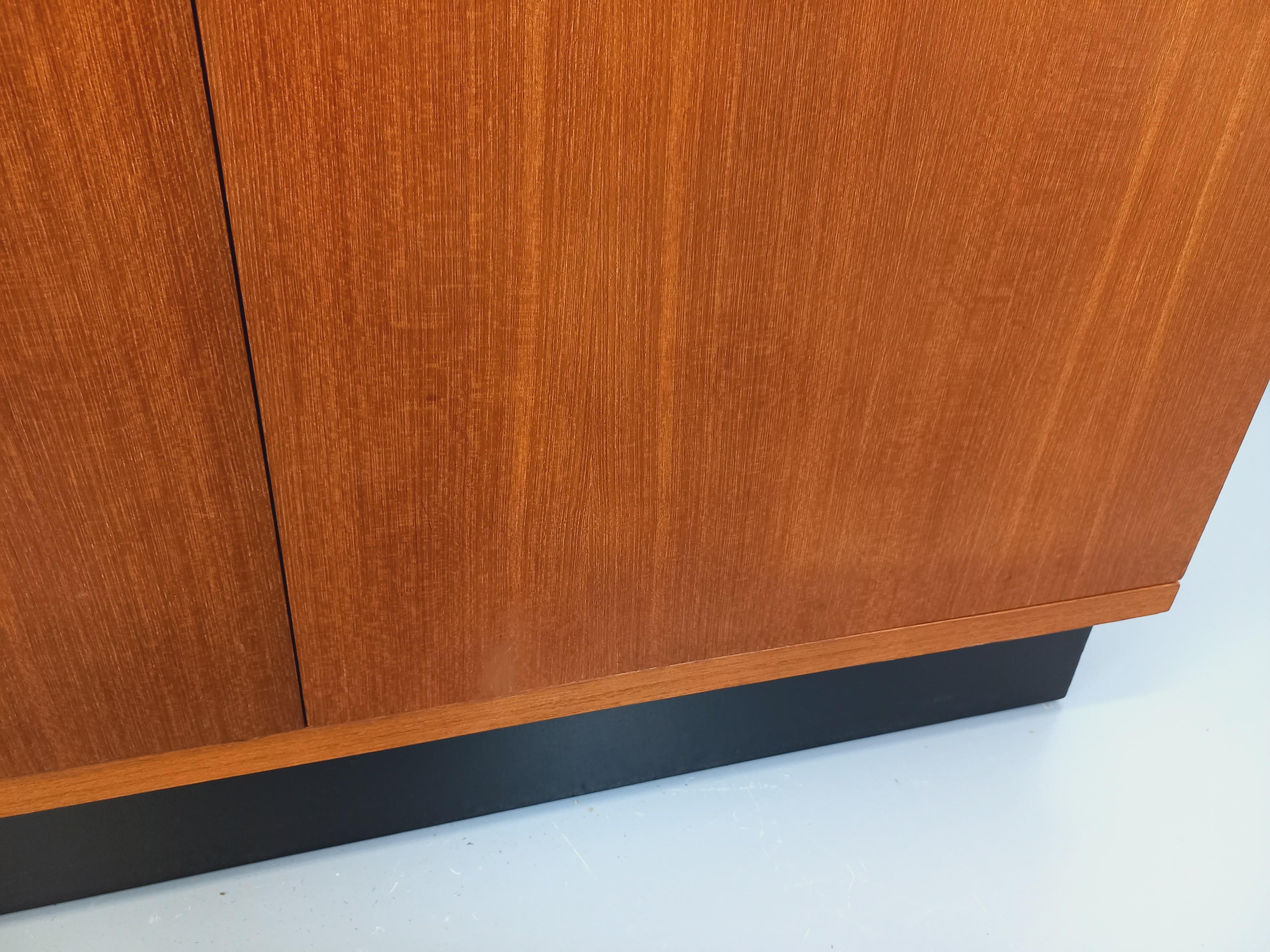 Armoire dressing moderniste Joseph-André Motte vintage en teck des années 50 60 6