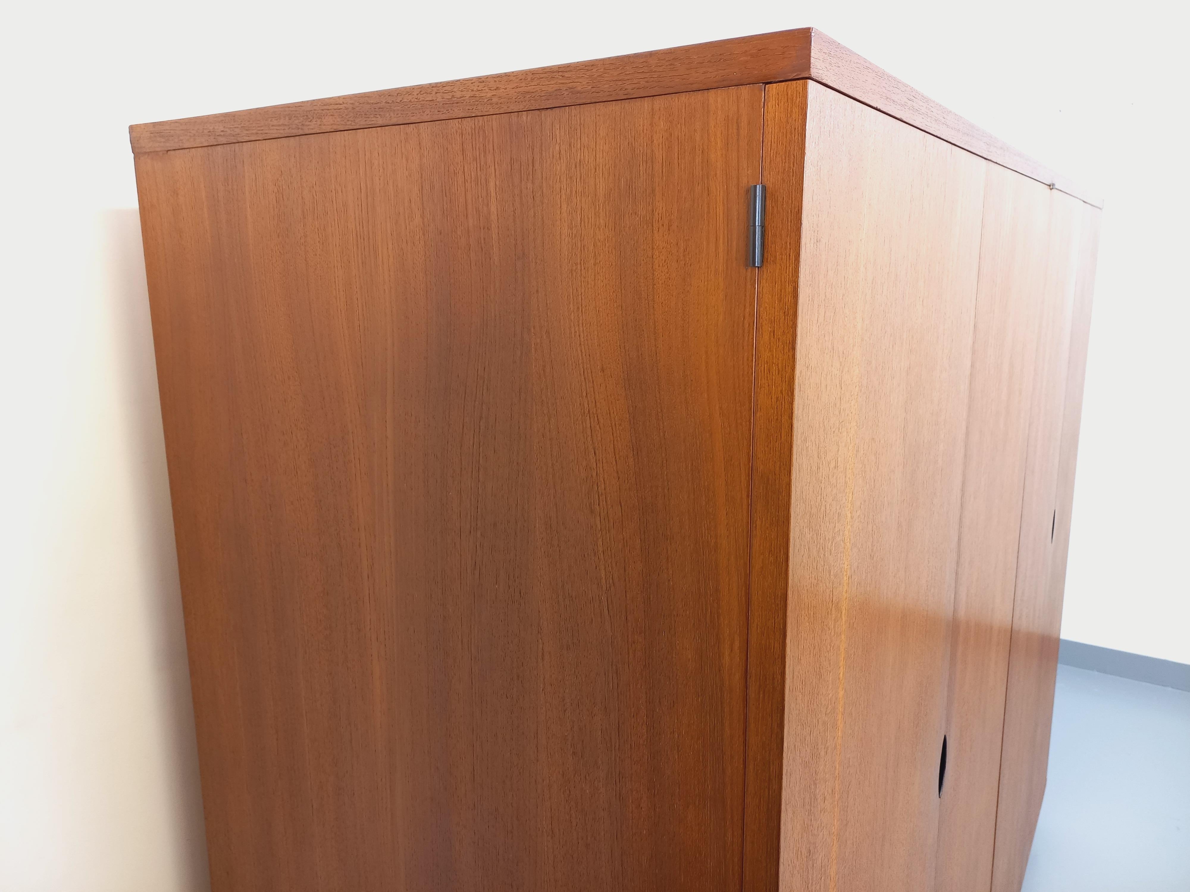Armoire dressing moderniste Joseph-André Motte vintage en teck des années 50 60 11