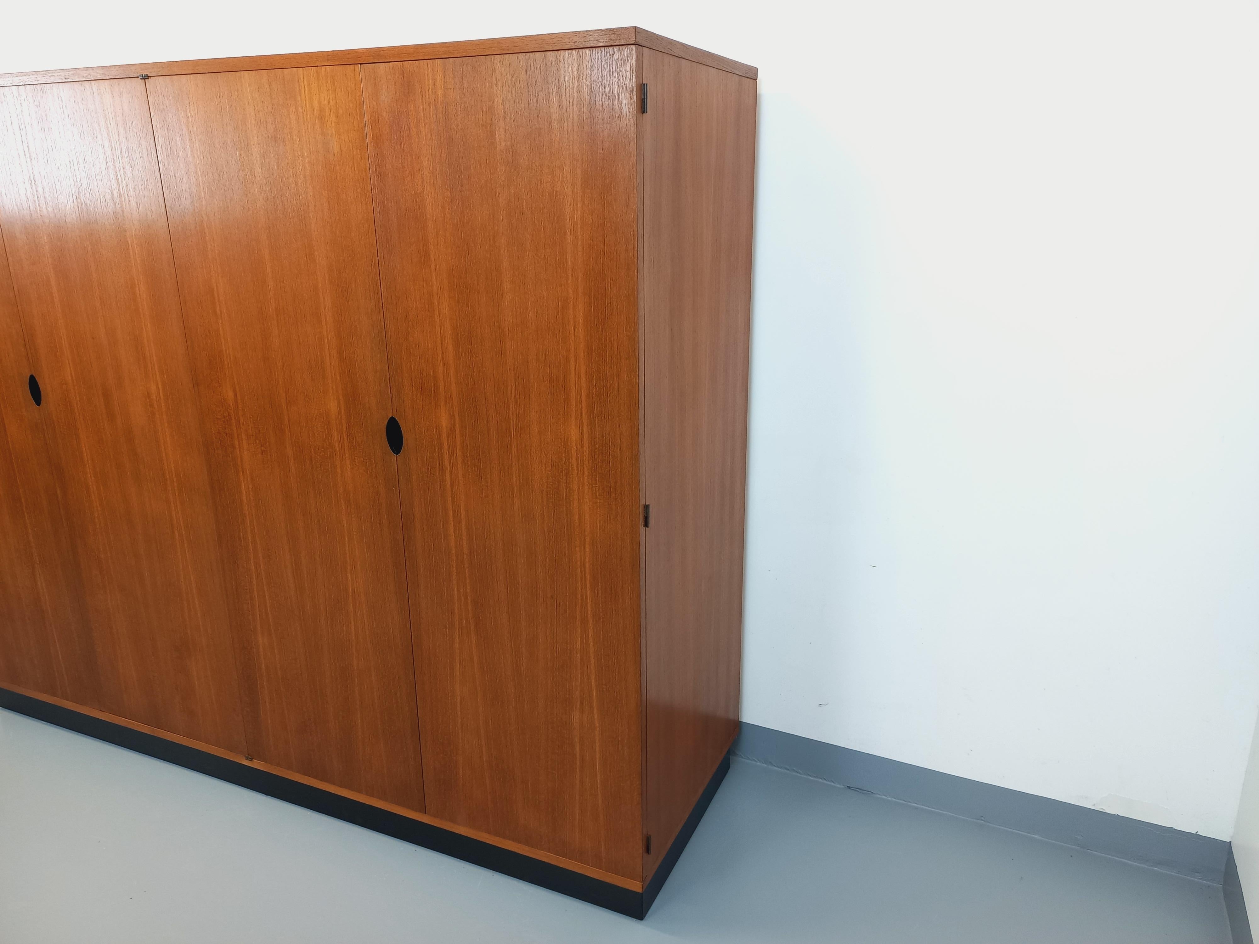 Armoire dressing moderniste Joseph-André Motte vintage en teck des années 50 60 12