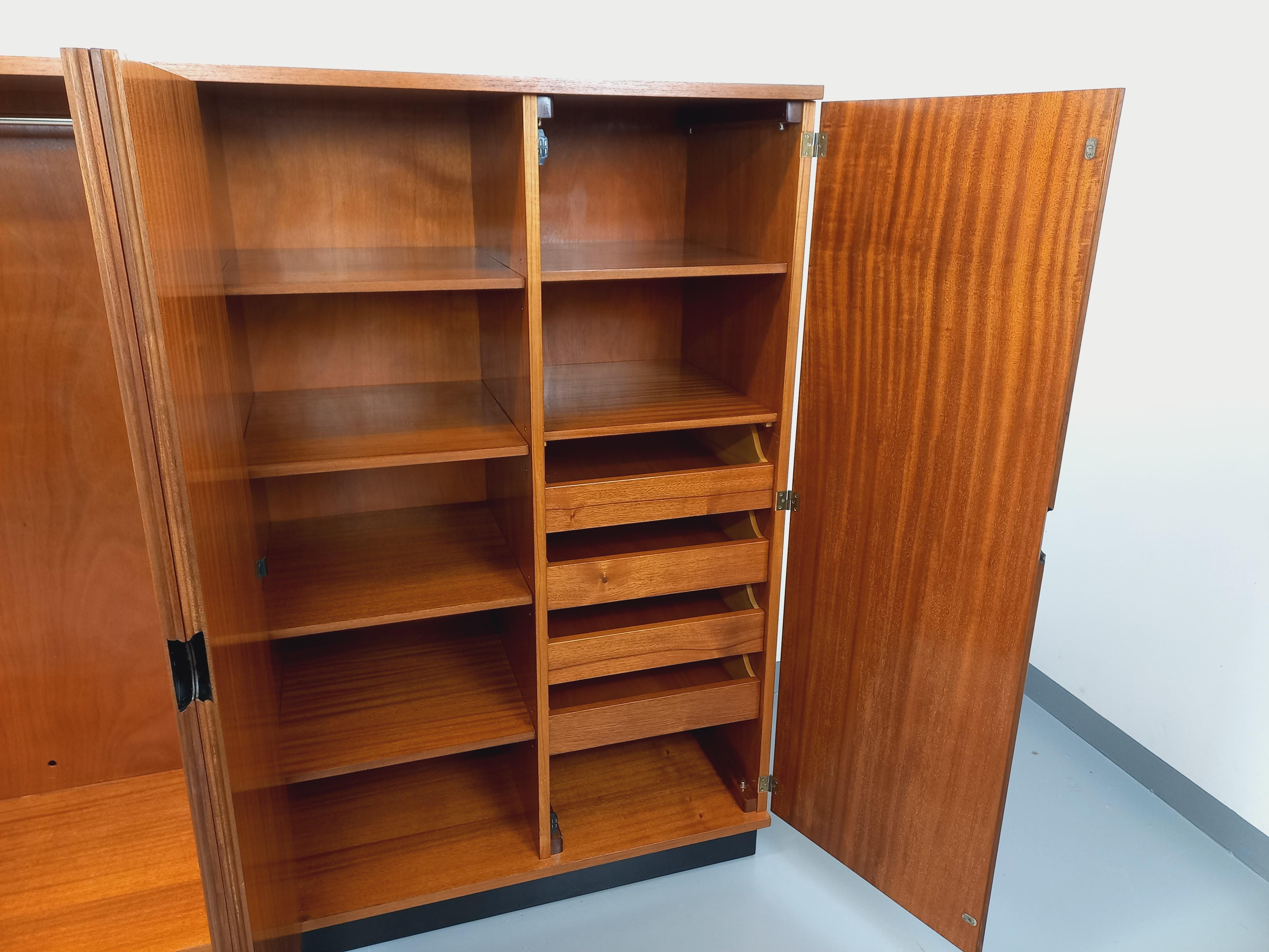 Mid-Century Modern Armoire dressing moderniste Joseph-André Motte vintage en teck des années 50 60