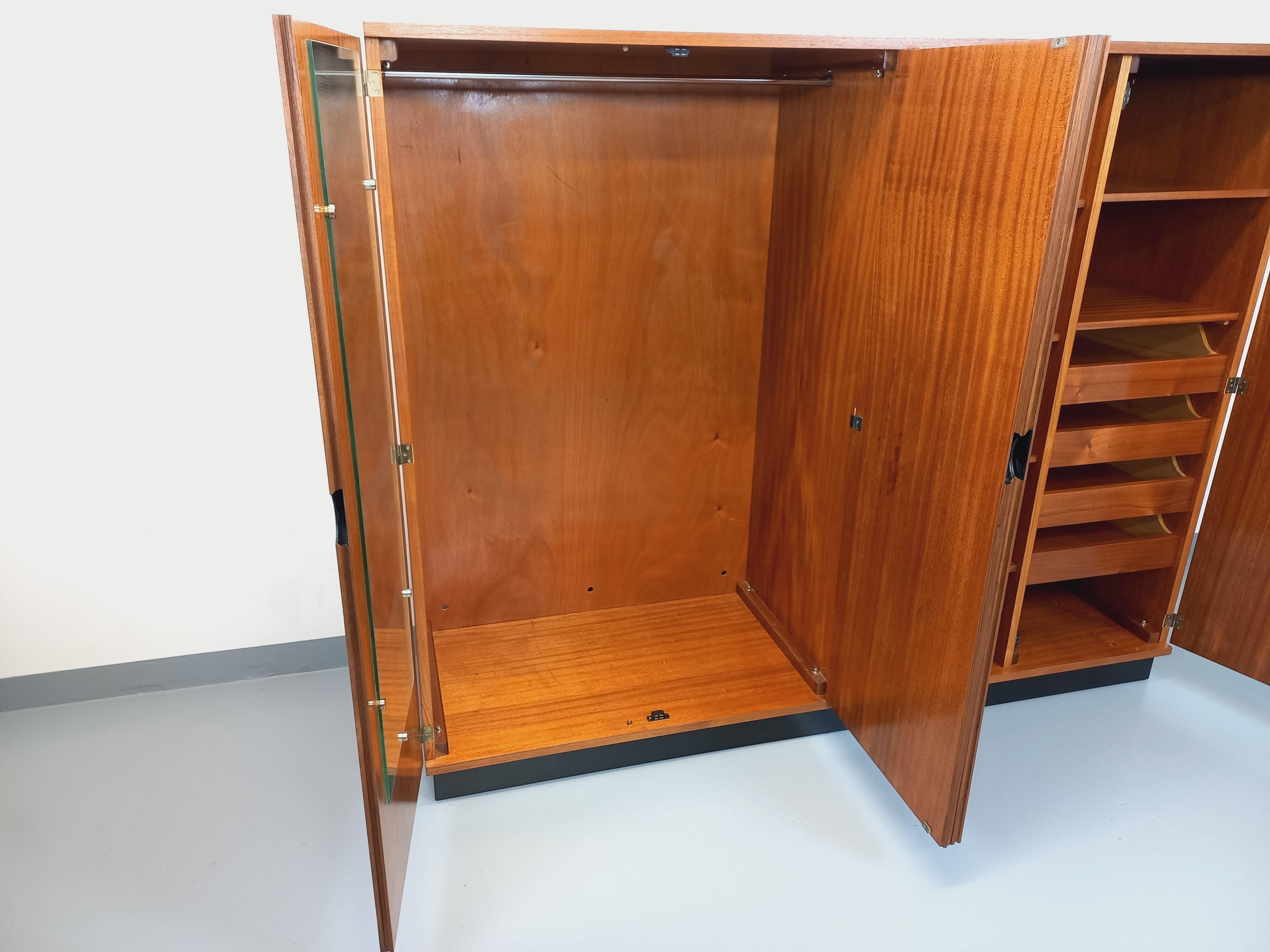 Français Armoire dressing moderniste Joseph-André Motte vintage en teck des années 50 60